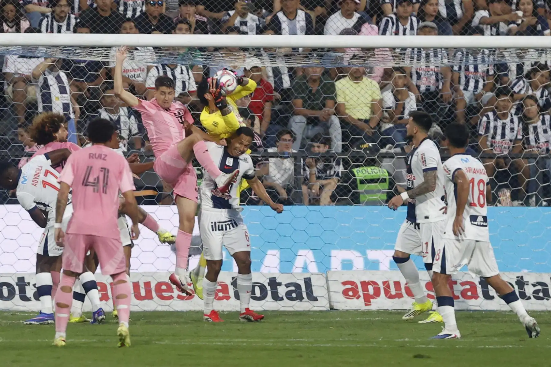Partido amistoso de fútbol entre Alianza Lima de Perú y el Inter de Miami de Estados Unidos en el Estadio Alejandro Villanueva en Lima.
Foto: ANDINA/Vidal Tarqui