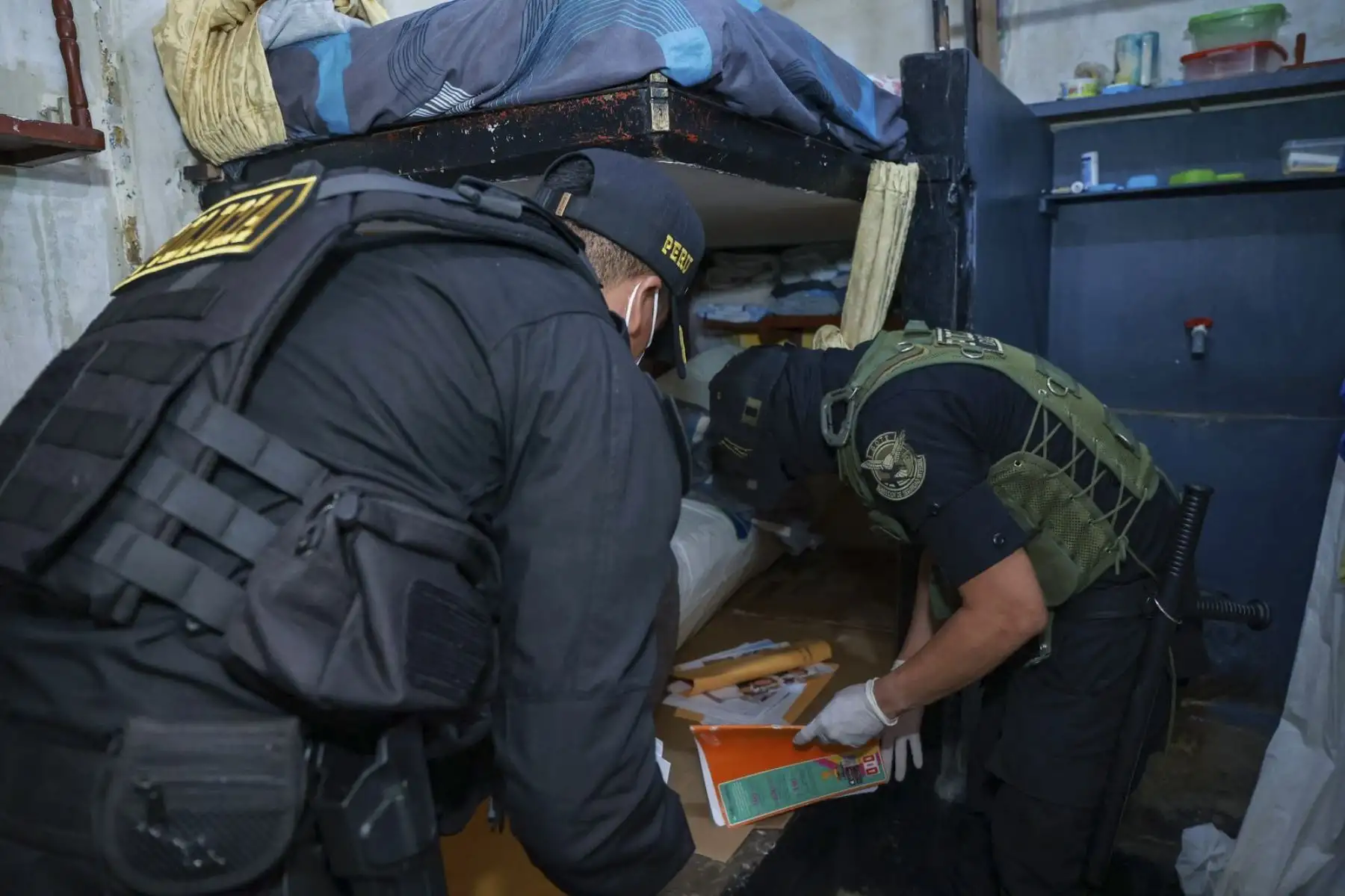 Esta madrugada, sin dar tregua a la delincuencia en los penales, el presidente José Jerí lideró una requisa total en el penal de Huacho, donde se intervinieron la totalidad de pabellones tanto de varones, como de mujeres. En la requisa se logró incautar  dinero en efectivo, listados de números telefónicos, chips, droga, entre otros objetos ilegales. Foto: Presidencia