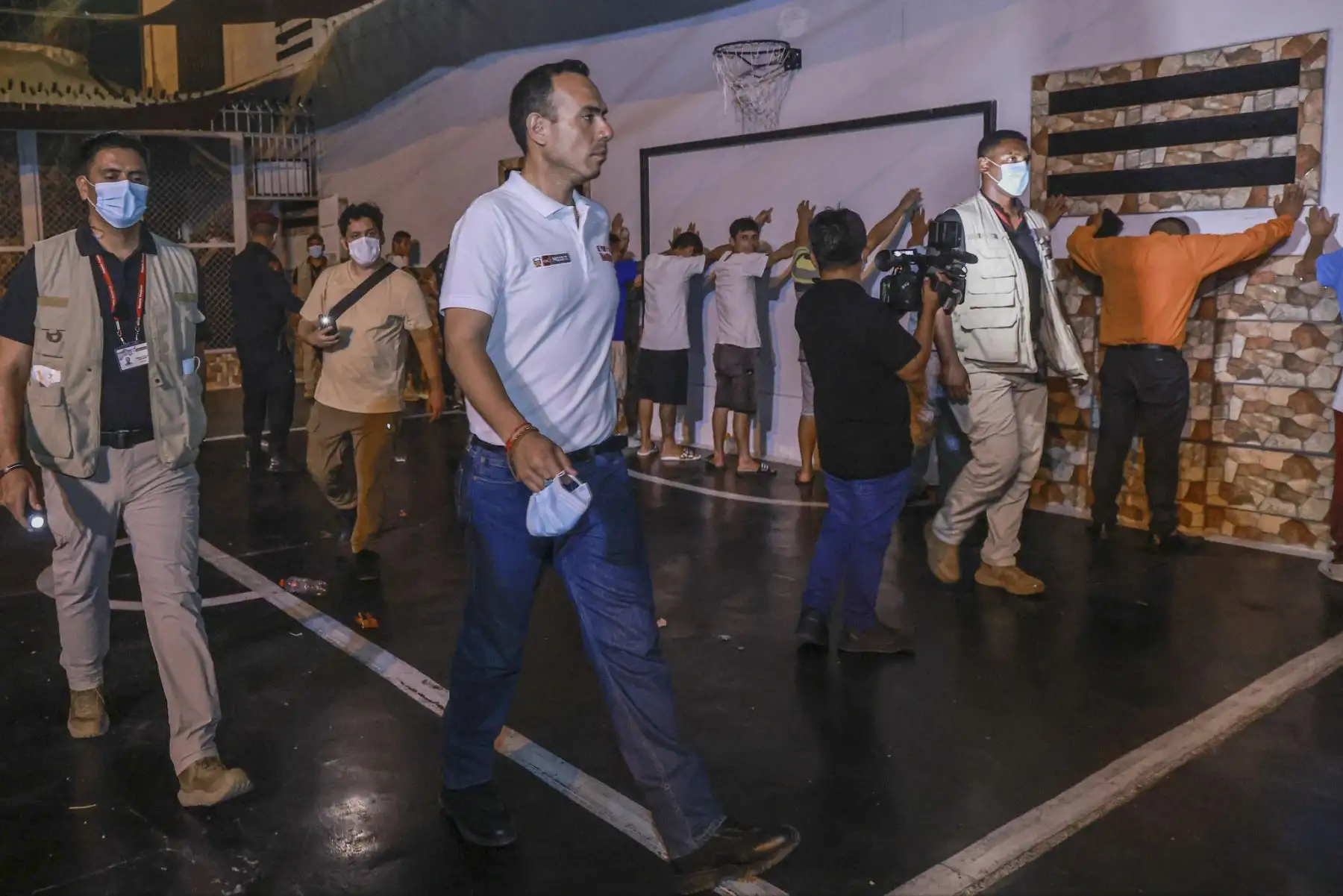 Esta madrugada, sin dar tregua a la delincuencia en los penales, el presidente José Jerí lideró una requisa total en el penal de Huacho, donde se intervinieron la totalidad de pabellones tanto de varones, como de mujeres. En la requisa se logró incautar  dinero en efectivo, listados de números telefónicos, chips, droga, entre otros objetos ilegales. Foto: Presidencia