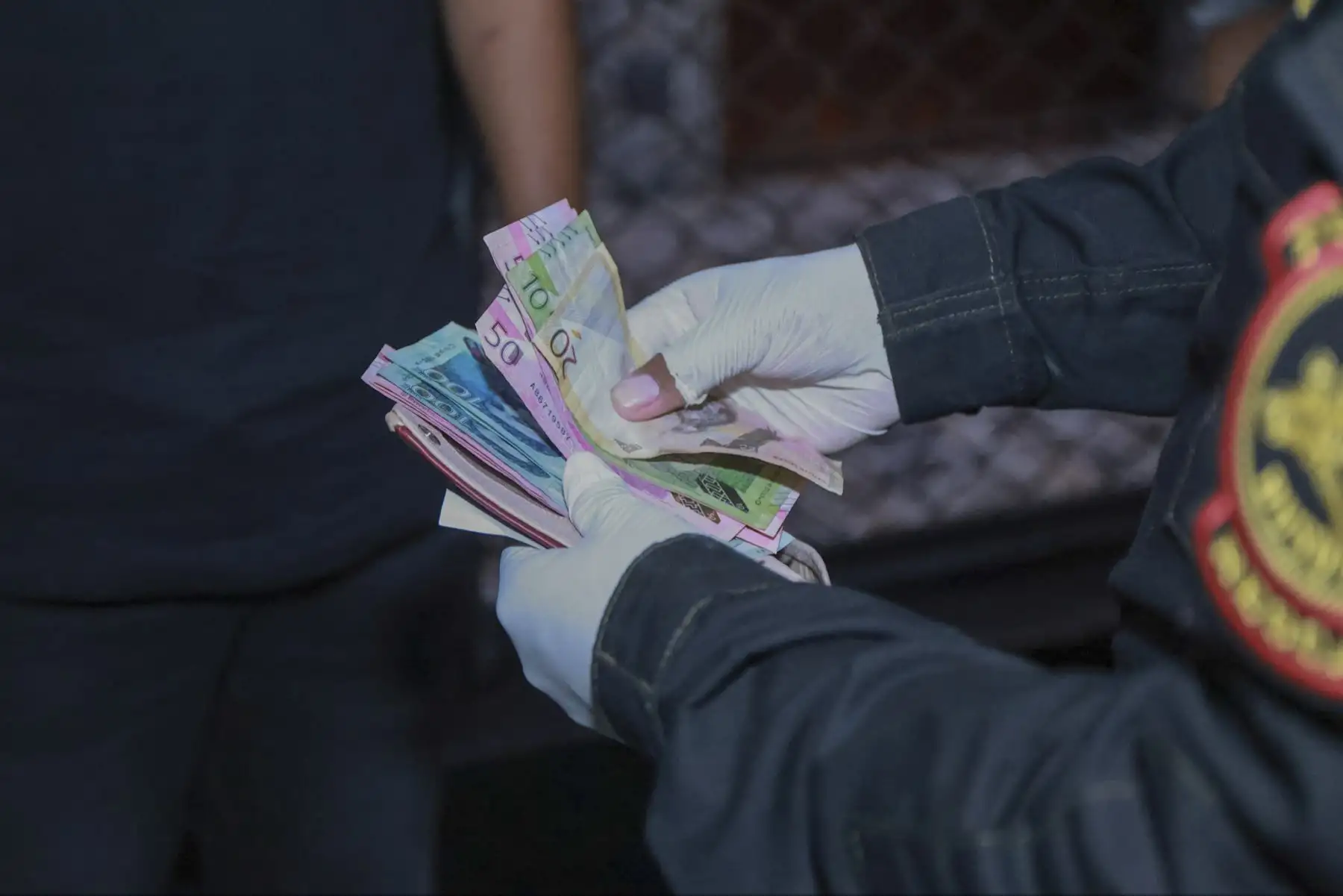 Esta madrugada, sin dar tregua a la delincuencia en los penales, el presidente José Jerí lideró una requisa total en el penal de Huacho, donde se intervinieron la totalidad de pabellones tanto de varones, como de mujeres. En la requisa se logró incautar  dinero en efectivo, listados de números telefónicos, chips, droga, entre otros objetos ilegales. Foto: Presidencia