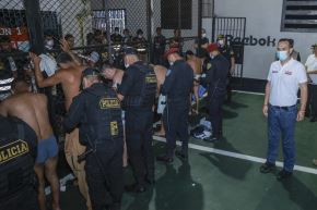 Sin dar tregua a la delincuencia en los penales, el presidente José Jerí lideró una requisa total en el penal de Huacho, donde se intervinieron la totalidad de pabellones tanto de varones, como de mujeres. En la requisa se logró incautar  dinero en efectivo, listados de números telefónicos, chips, droga, entre otros objetos ilegales. Foto: Presidencia