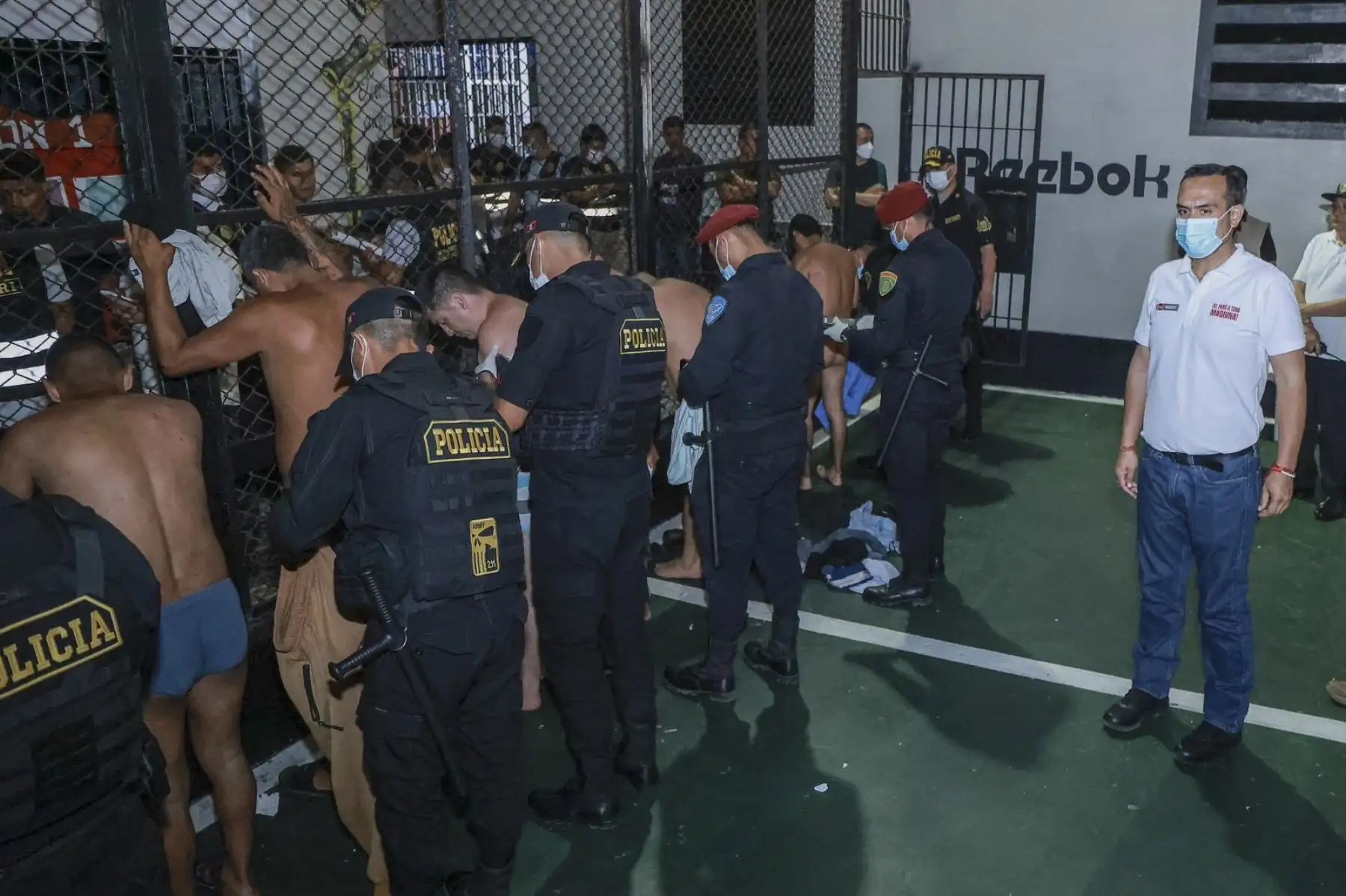 Esta madrugada, sin dar tregua a la delincuencia en los penales, el presidente José Jerí lideró una requisa total en el penal de Huacho, donde se intervinieron la totalidad de pabellones tanto de varones, como de mujeres. En la requisa se logró incautar  dinero en efectivo, listados de números telefónicos, chips, droga, entre otros objetos ilegales. Foto: Presidencia