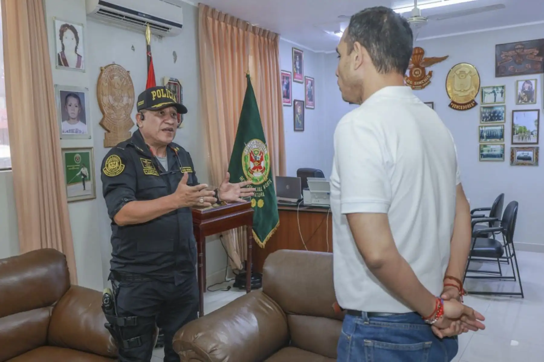 Con el objetivo de fortalecer la capacidad de respuesta frente a la criminalidad, el presidente José Jerí encabezó una jornada de inspección técnica y operativa en las instalaciones de la Región Policial Lima Norte, con sede en la ciudad de Huacho. Esta visita de supervisión directa no solo busca verificar el estado de la infraestructura, sino asegurar que cada recurso del Estado esté siendo utilizado con la máxima eficiencia. Foto: Presidencia