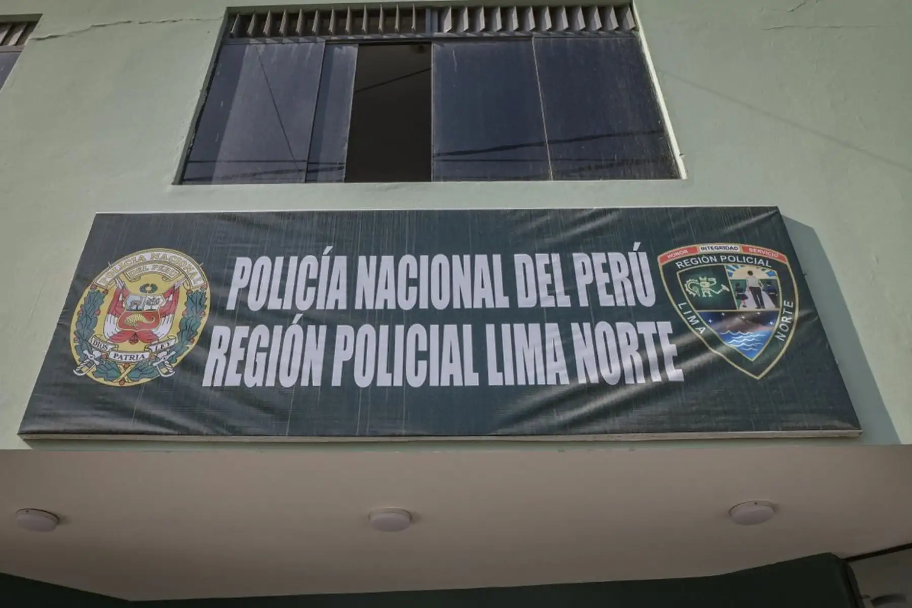 Con el objetivo de fortalecer la capacidad de respuesta frente a la criminalidad, el presidente José Jerí encabezó una jornada de inspección técnica y operativa en las instalaciones de la Región Policial Lima Norte, con sede en la ciudad de Huacho. Esta visita de supervisión directa no solo busca verificar el estado de la infraestructura, sino asegurar que cada recurso del Estado esté siendo utilizado con la máxima eficiencia. Foto: Presidencia
