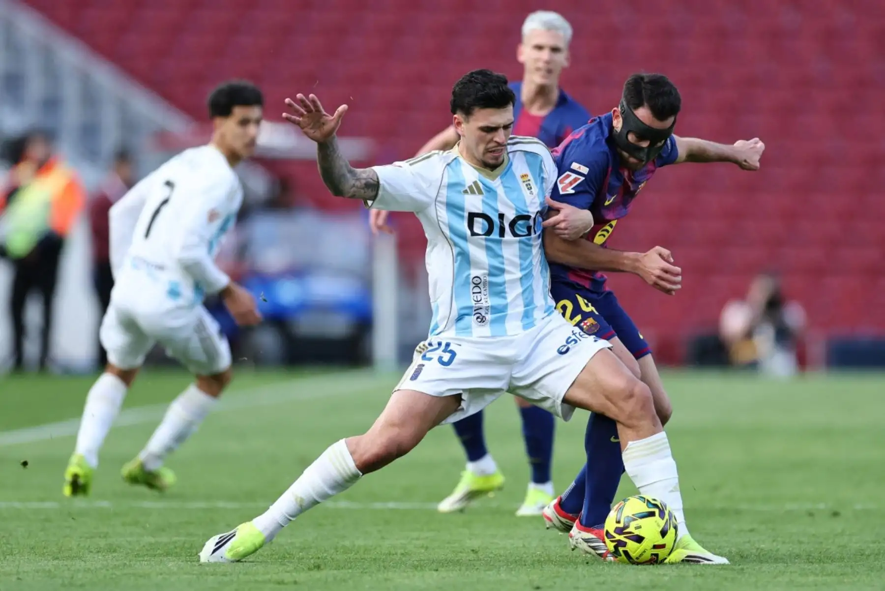 El defensor español del Real Oviedo #25 Javi López y el defensor español del Barcelona #24 Eric García luchan por el balón durante el partido de fútbol de la liga española entre el FC Barcelona y el Real Oviedo en el Estadio Camp Nou de Barcelona el 25 de enero de 2026. (Foto de Josep LAGO / AFP)