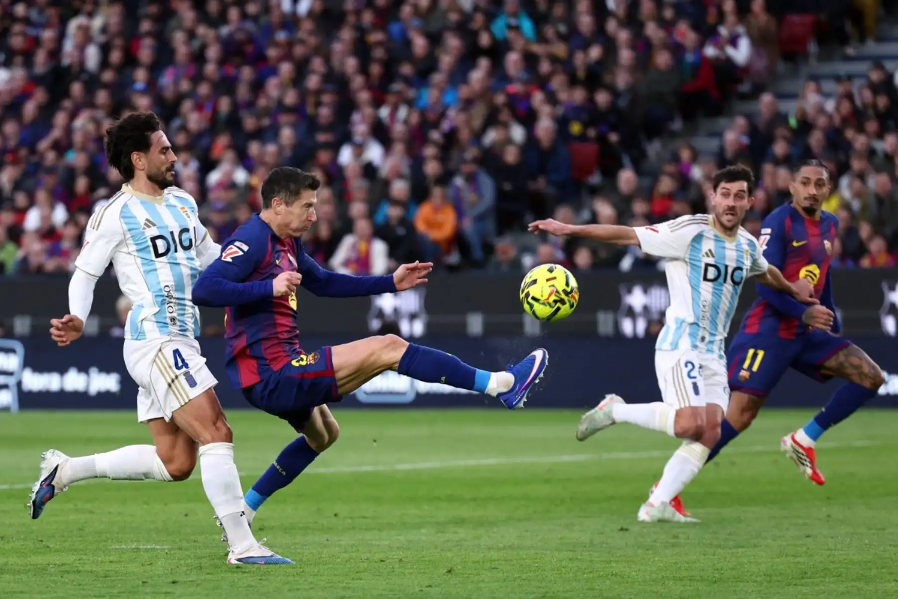 El defensor español del Real Oviedo #04 David Costas desafía al delantero polaco del Barcelona #09 Robert Lewandowski durante el partido de fútbol de la liga española entre el FC Barcelona y el Real Oviedo en el Estadio Camp Nou de Barcelona el 25 de enero de 2026. (Foto de Josep LAGO / AFP)