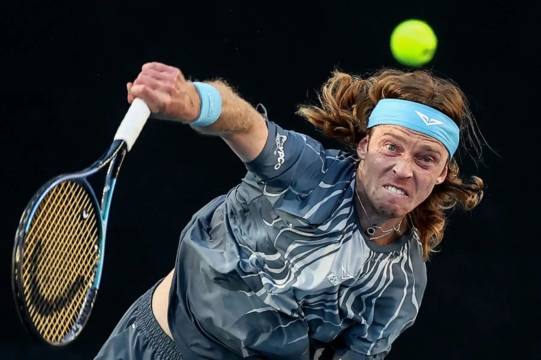 El ruso Andrey Rublev sirve al argentino Francisco Cerundolo durante su partido individual masculino en el sexto día del torneo de tenis Abierto de Australia en Melbourne el 23 de enero de 2026. (Foto de IZHAR KHAN / AFP)