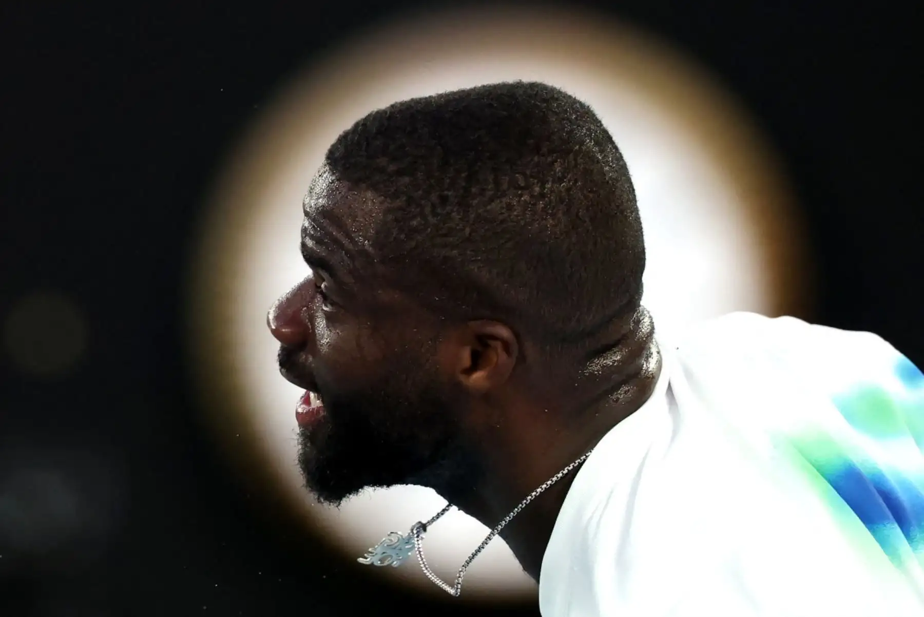 El estadounidense Frances Tiafoe sirve al australiano Alex De Minaur durante su partido individual masculino en el sexto día del torneo de tenis Abierto de Australia en Melbourne el 23 de enero de 2026. (Foto de DAVID GRAY / AFP)