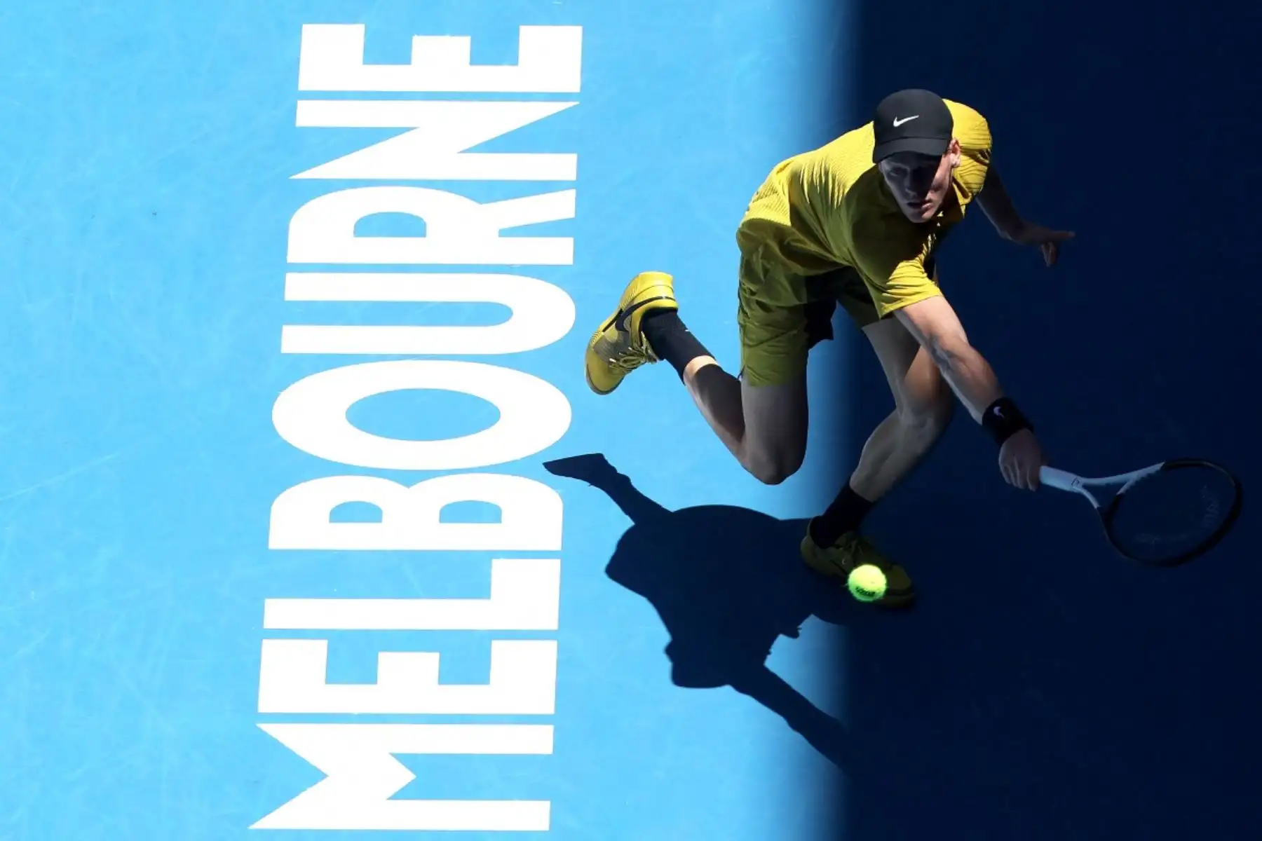 El italiano Jannik Sinner regresa al estadounidense Eliot Spizzirri durante su partido individual masculino en el séptimo día del torneo de tenis Abierto de Australia en Melbourne el 24 de enero de 2026. (Foto de Martin KEEP / AFP)