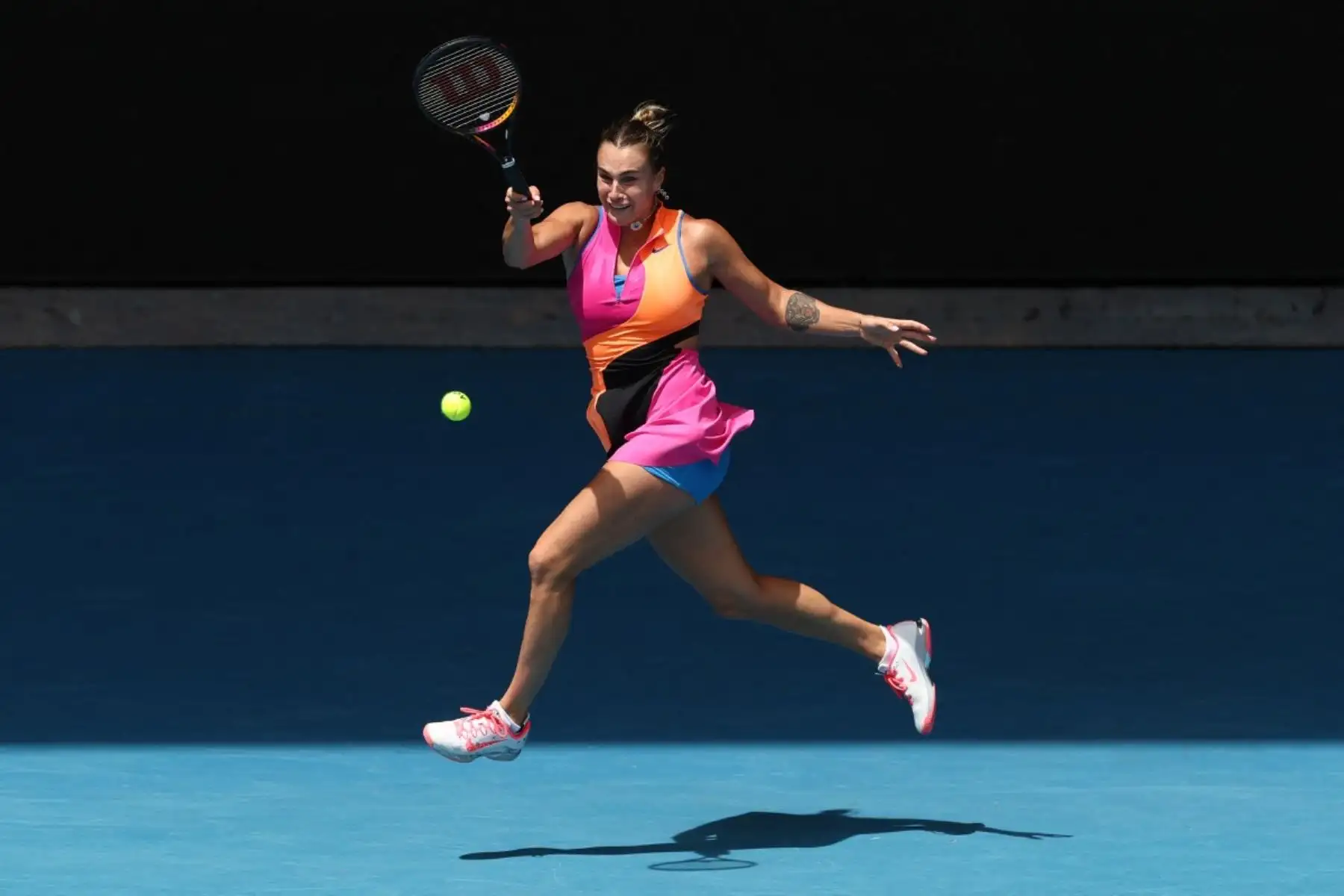 Aryna Sabalenka, de Bielorrusia, se enfrenta a Victoria Mboko de Canadá durante su partido de individuales femeninos en el octavo día del torneo de tenis Abierto de Australia en Melbourne el 25 de enero de 2026. (Foto de IZHAR KHAN / AFP)