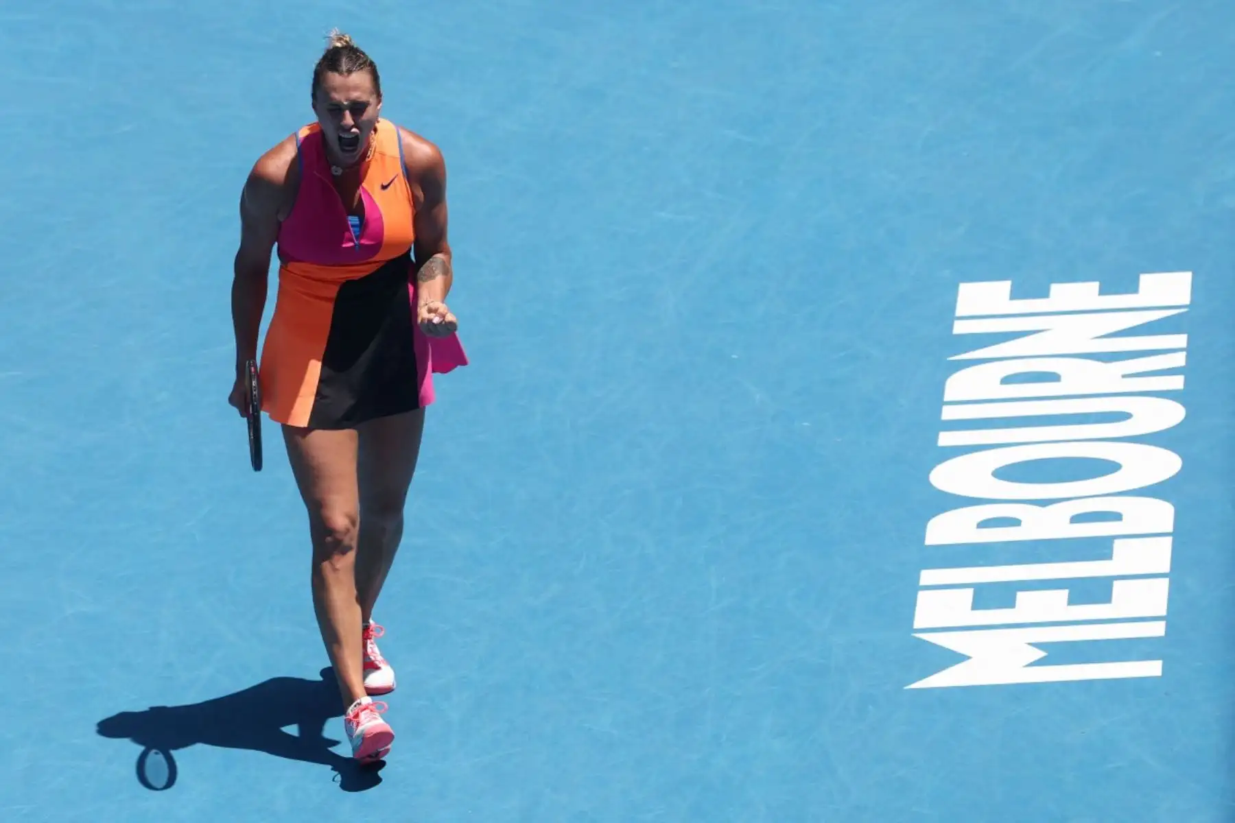 Aryna Sabalenka, de Bielorrusia, reacciona después de un punto contra Victoria Mboko de Canadá durante su partido individual femenino en el octavo día del torneo de tenis Abierto de Australia en Melbourne el 25 de enero de 2026. (Foto de IZHAR KHAN / AFP)