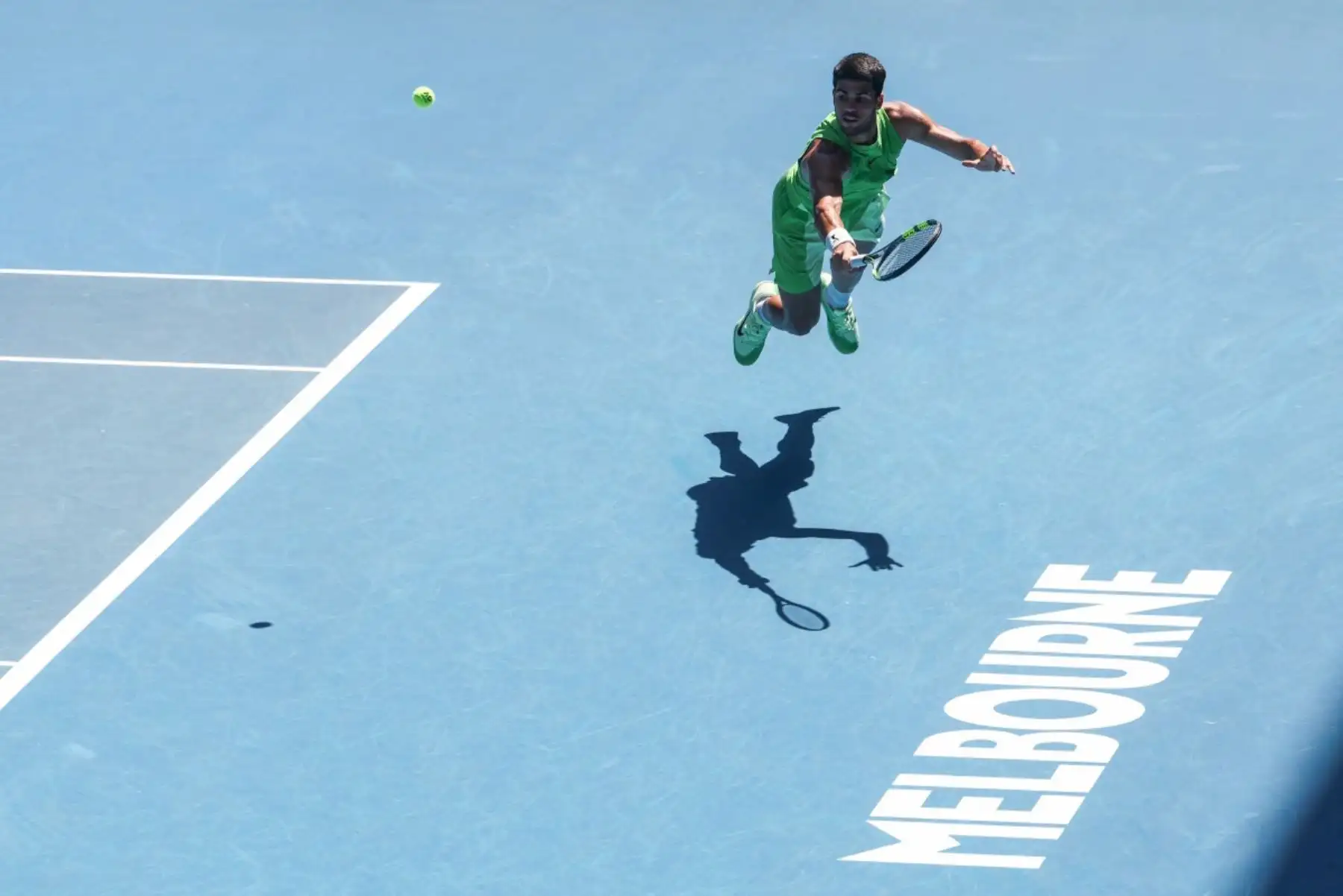 El español Carlos Alcaraz golpea un regreso contra Tommy Paul de EE. UU. durante su partido de individuales masculinos en el octavo día del torneo de tenis Abierto de Australia en Melbourne el 25 de enero de 2026. (Foto de IZHAR KHAN / AFP)