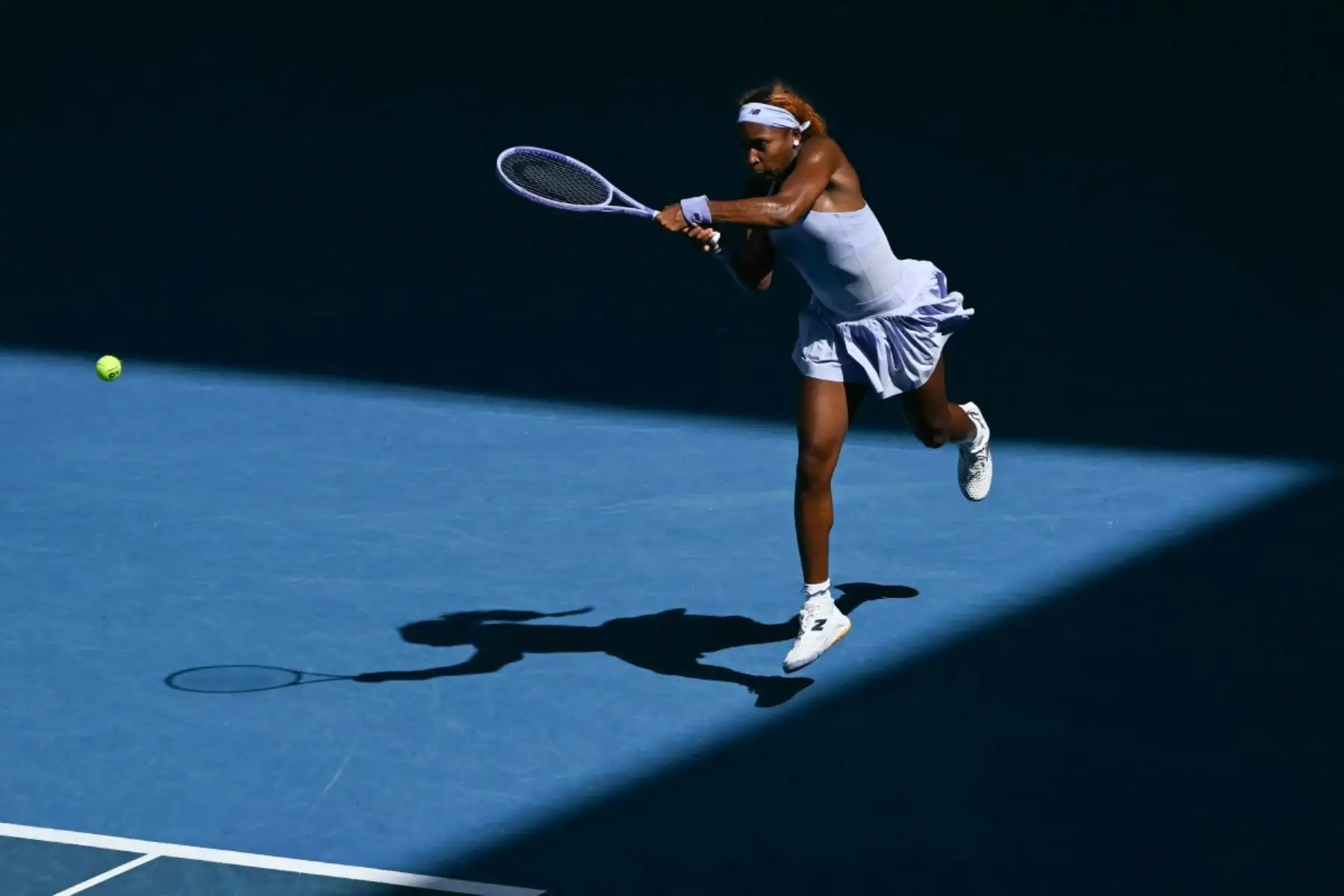 La estadounidense Coco Gauff se enfrenta a la checa Karolina Muchova durante su partido de individuales femeninos en el octavo día del Abierto de Australia, en Melbourne, el 25 de enero de 2026. (Foto de WILLIAM WEST / AFP)