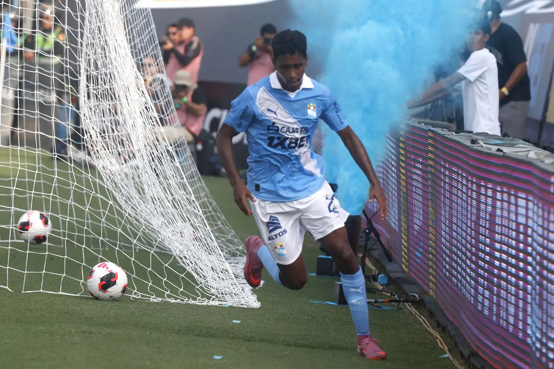 Sporting Cristal inicia su temporada en la Tarde Celeste que enfrenta a la Universidad Católica de Ecuador, en el Estadio Alberto Gallardo. 
Foto: ANDINA/ Vidal Tarqui