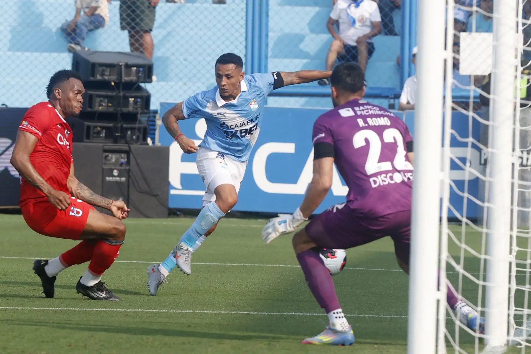 Sporting Cristal inicia su temporada en la Tarde Celeste que enfrenta a la Universidad Católica de Ecuador, en el Estadio Alberto Gallardo. 
Foto: ANDINA/ Vidal Tarqui