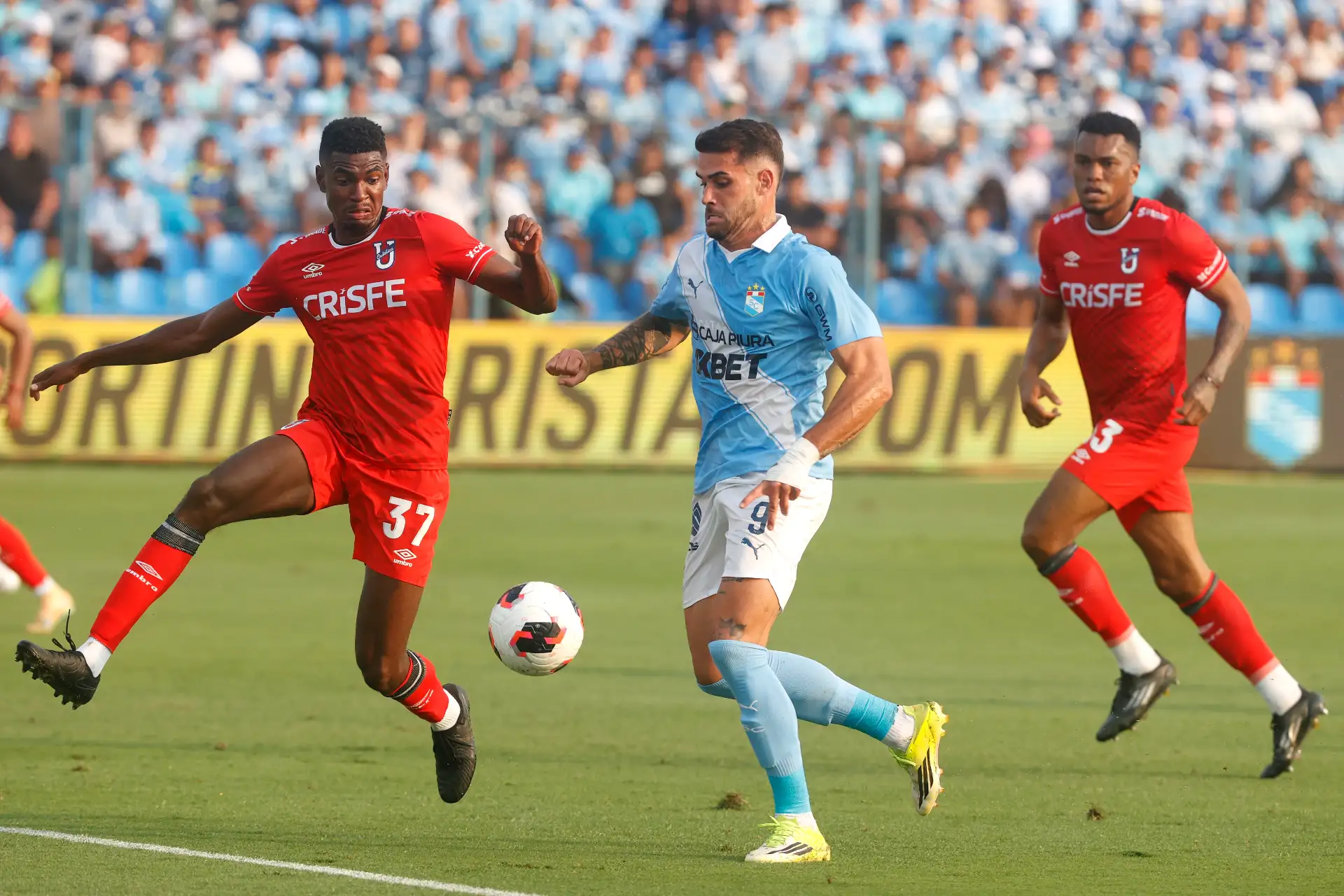Sporting Cristal inicia su temporada en la Tarde Celeste que enfrenta a la Universidad Católica de Ecuador, en el Estadio Alberto Gallardo. 
Foto: ANDINA/ Vidal Tarqui