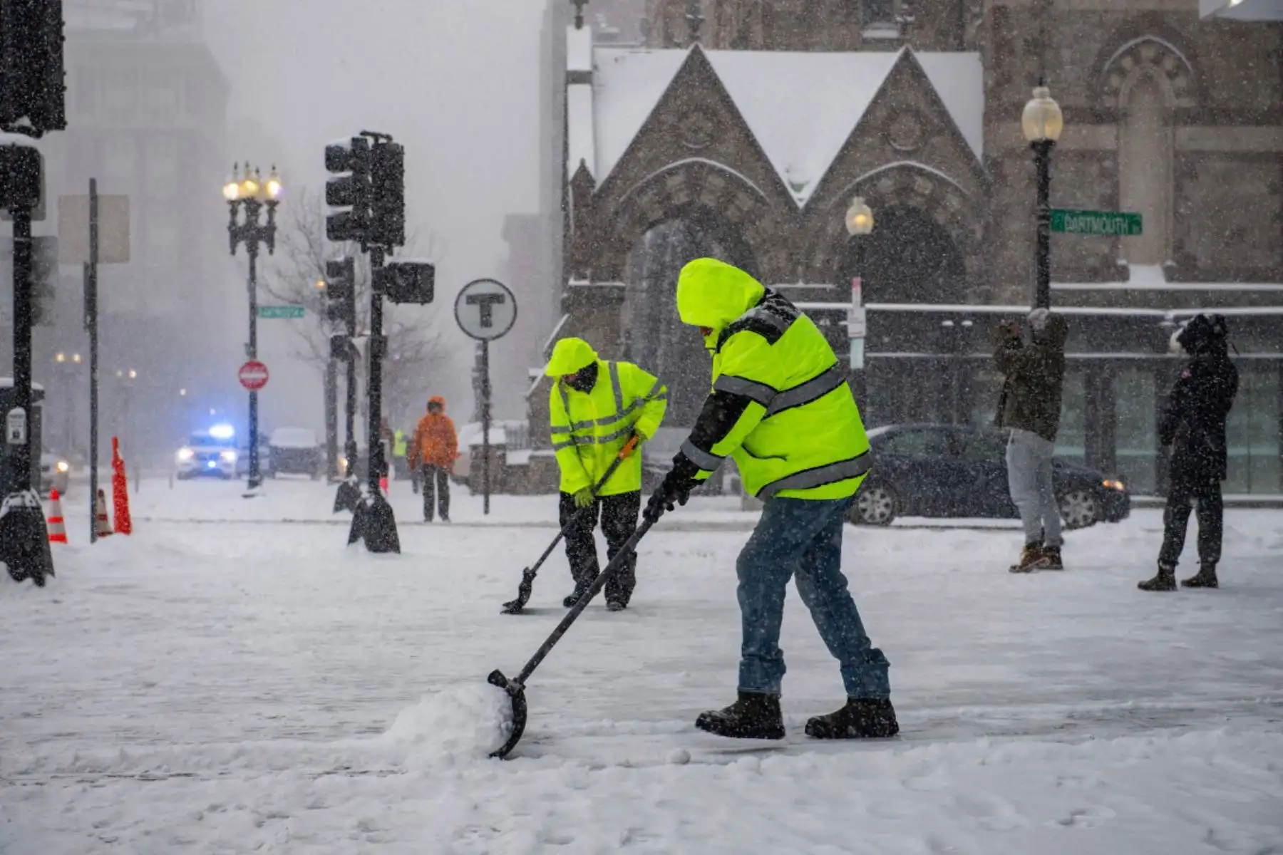 Trabajadores retiran la nieve de Copley Square durante una tormenta de nieve en Boston, Massachusetts. Una enorme tormenta invernal se dirigía al noreste de Estados Unidos tras arrasar gran parte del país, amenazando a decenas de millones de estadounidenses con apagones, caos en el transporte y un frío glacial. 
Foto: AFP