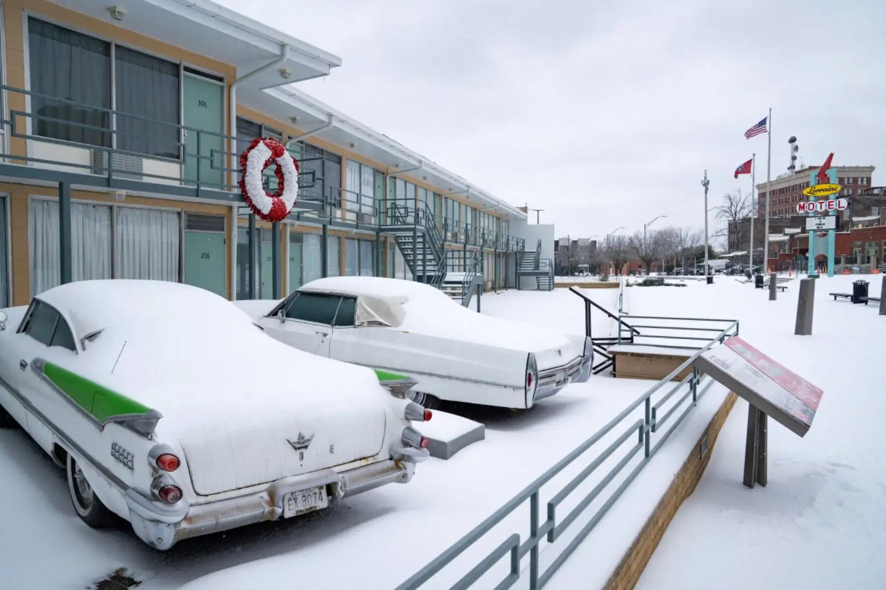 Dos coches clásicos cubiertos de nieve están aparcados en el Motel Lorraine, donde Martin Luther King fue asesinado en 1968, en Memphis, Tennessee. Una enorme tormenta invernal se dirigió al noreste de Estados Unidos tras arrasar gran parte del país, amenazando a decenas de millones de estadounidenses con apagones, caos en el transporte y un frío glacial. Foto: AFP