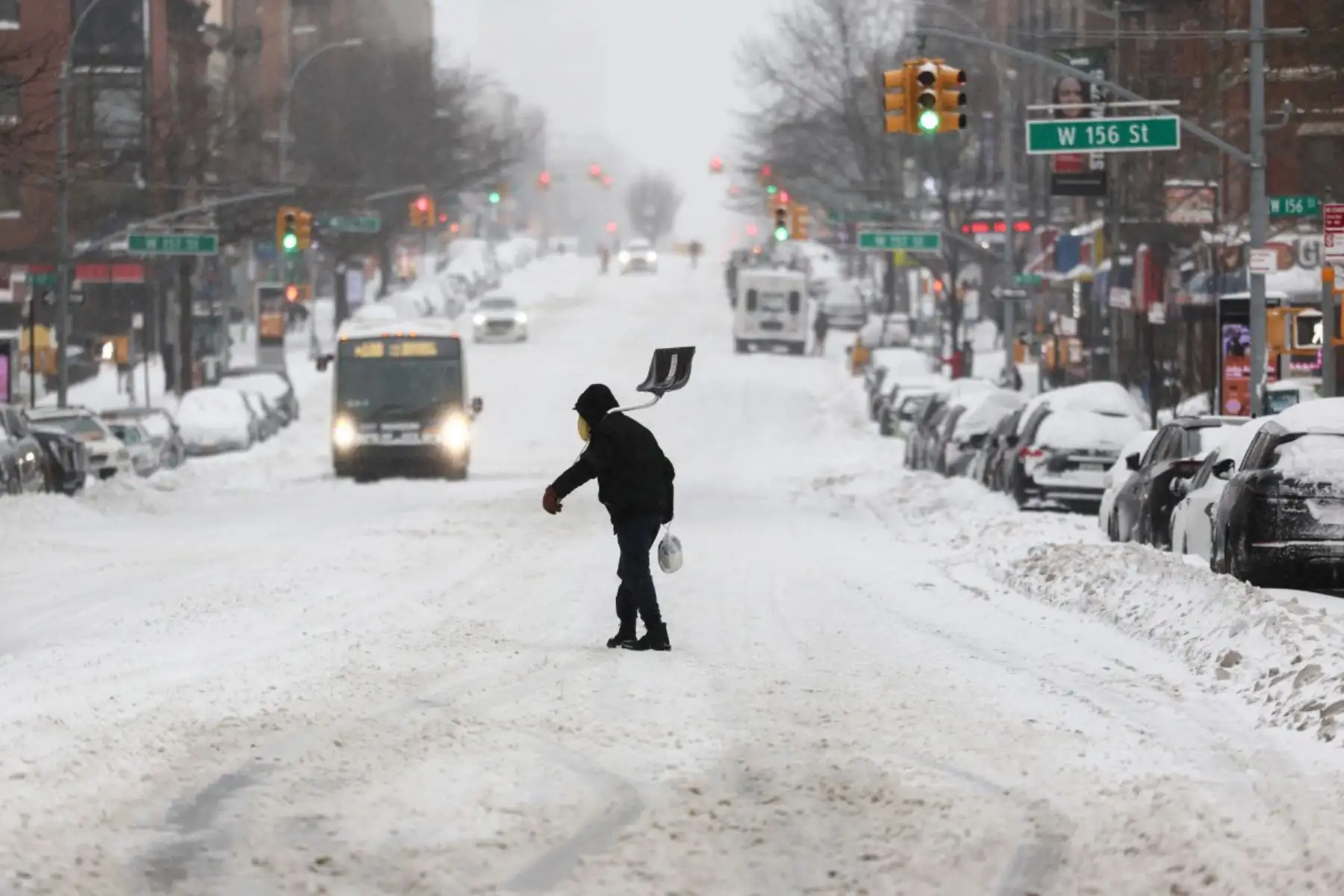 Un hombre carga una pala mientras cruza una calle en el barrio de Hamilton Heights, Nueva York. Una enorme tormenta invernal dejó nieve y lluvia helada desde Nuevo México hasta Carolina del Norte a medida que azotaba Estados Unidos hacia el noreste, amenazando a decenas de millones de estadounidenses con apagones, caos en el transporte y un frío glacial. 
Foto: AFP