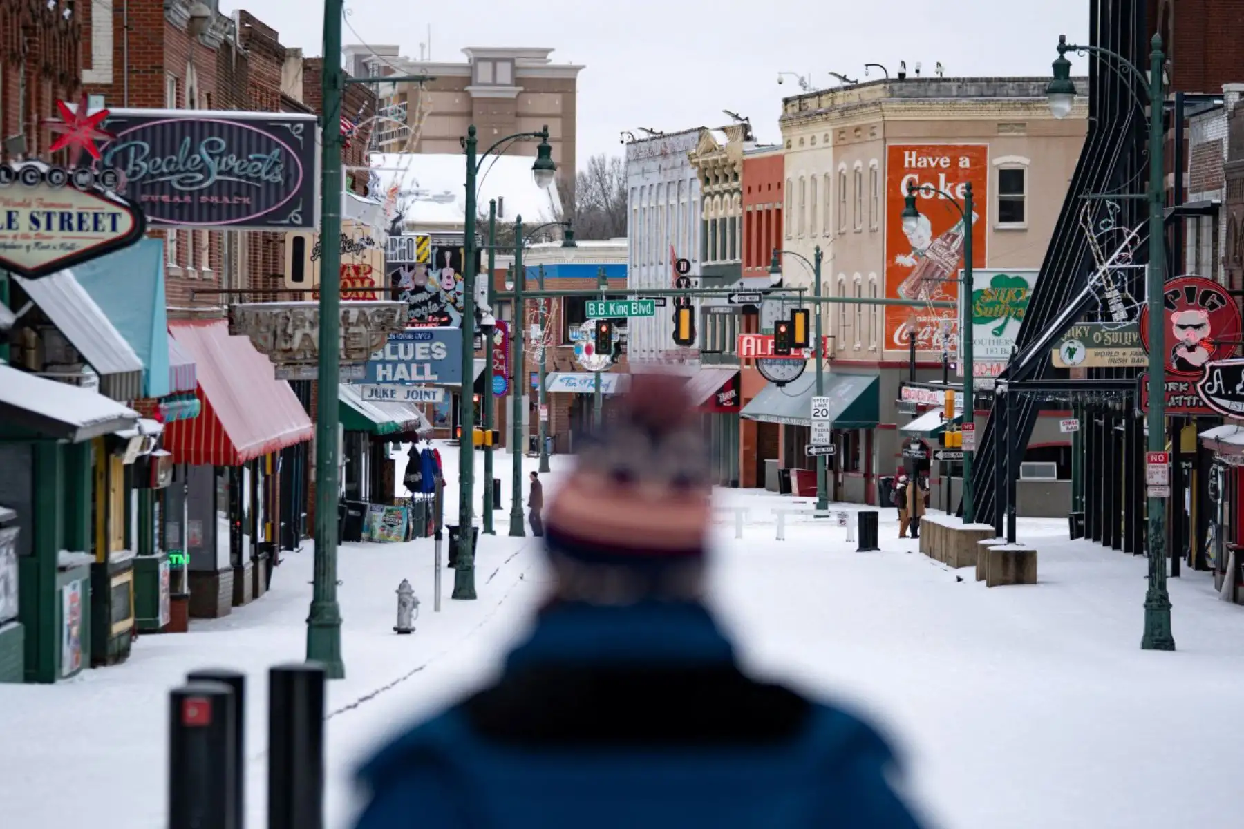 Un peatón camina por la calle Beale bajo la nieve en Memphis, Tennessee. Una enorme tormenta invernal se dirigía al noreste de Estados Unidos tras arrasar gran parte del país, amenazando a decenas de millones de estadounidenses con apagones, caos en el transporte y un frío glacial. 
Foto: AFP