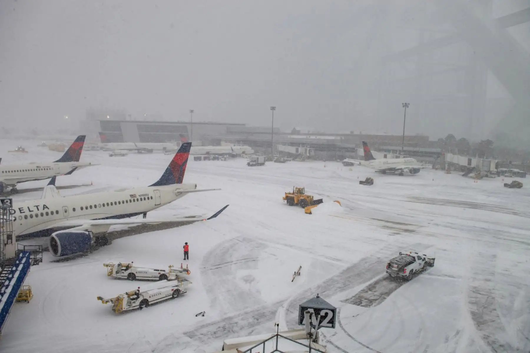 Una máquina quitanieves limpia las pistas del Aeropuerto Logan de Boston, Massachusetts.
Una enorme tormenta invernal azotó Estados Unidos hacia el noreste, dejando nieve y lluvia helada desde Nuevo México hasta Carolina del Norte, amenazando a decenas de millones de estadounidenses con apagones, caos en el transporte y un frío glacial. 
Foto: AFP