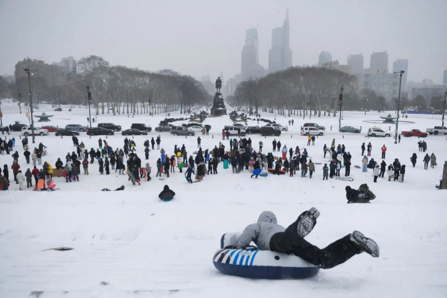 Residentes de Filadelfia se reúnen y bajan en trineo por las escaleras del Museo de Arte de Filadelfia durante una fuerte nevada en Filadelfia, Pensilvania. Una enorme tormenta invernal se dirigía al noreste de Estados Unidos tras arrasar gran parte del país, amenazando a decenas de millones de estadounidenses con apagones, caos en el transporte y un frío glacial. 
Foto: AFP