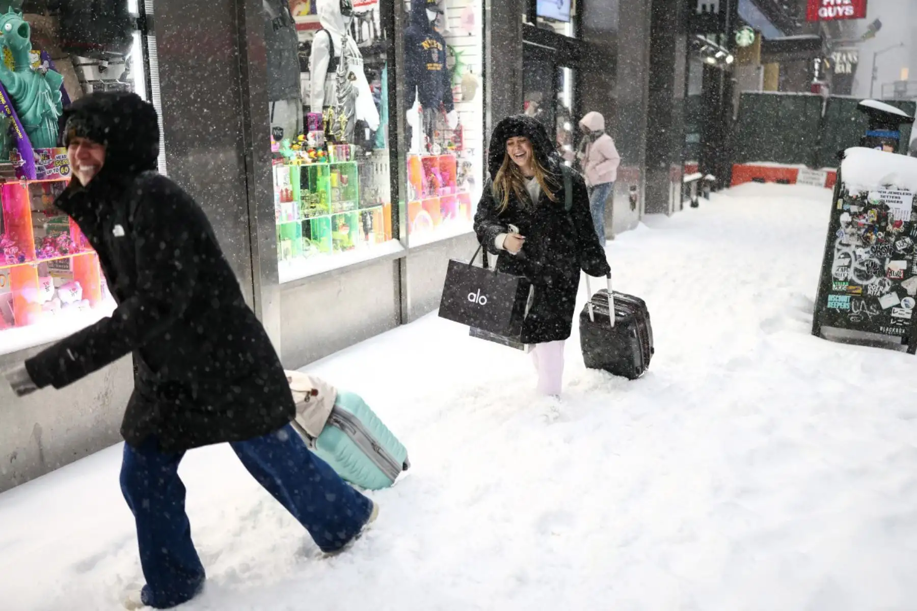 Personas con equipaje y bolsas de compras caminan por la nieve en Midtown Manhattan, Nueva York.
Una enorme tormenta invernal dejó nieve y lluvia helada desde Nuevo México hasta Carolina del Norte mientras azotaba Estados Unidos hacia el noreste, amenazando a decenas de millones de estadounidenses con apagones, caos en el transporte y un frío glacial. 
Foto: AFP