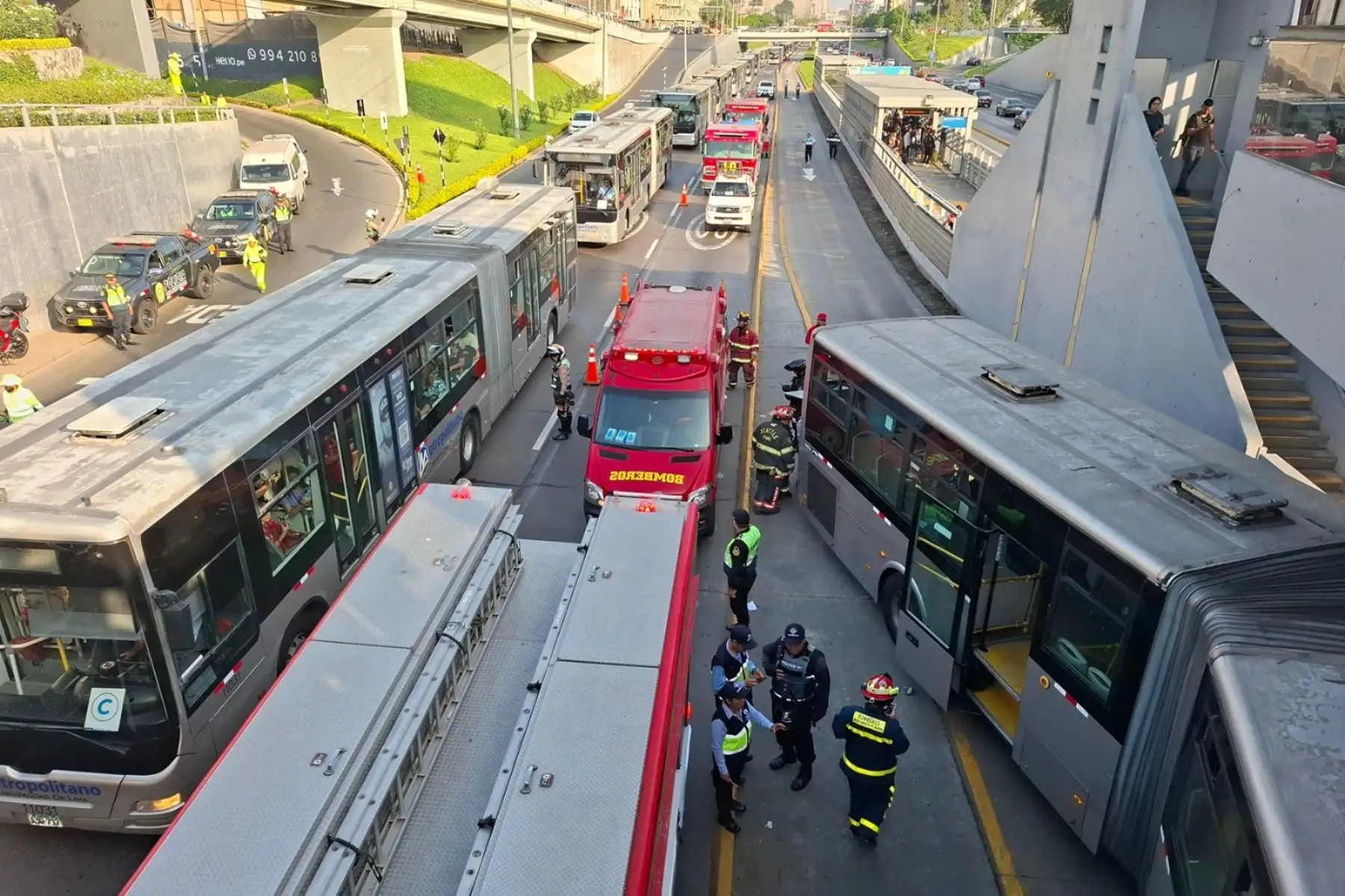 Un bus del Metropolitano quedó con la parte delantera destruida tras impactar contra la base de un puente peatonal, a la altura de la estación México, en la vía expresa del Paseo de la República. El accidente dejó al menos 20 heridos y generó una intensa congestión vehicular.
Foto: ANDINA / Vidal Tarqui