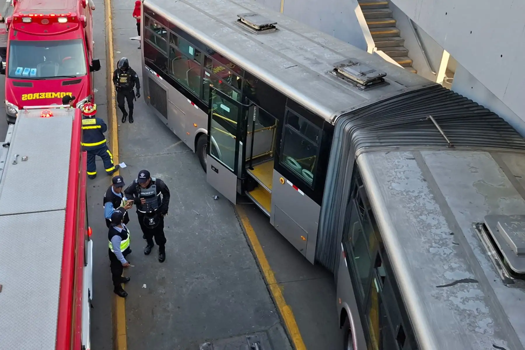 Personal de rescate y bomberos atienden a los pasajeros heridos luego de que un bus del Metropolitano chocara contra un puente peatonal en la estación México.
Foto: ANDINA / Vidal Tarqui