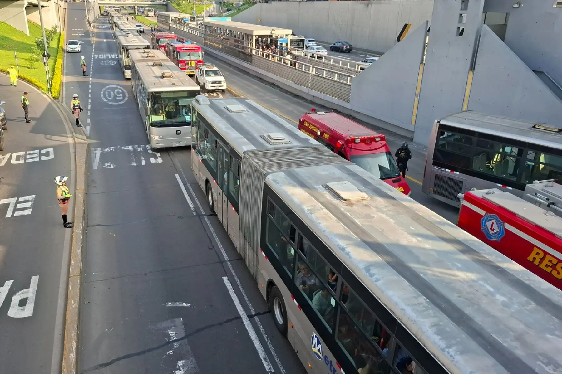 El choque de un bus del Metropolitano contra la base de un puente peatonal, en la estación México del Paseo de la República, dejó varios heridos y obligó a restringir el tránsito en la vía expresa.
Foto: ANDINA / Vidal Tarqui