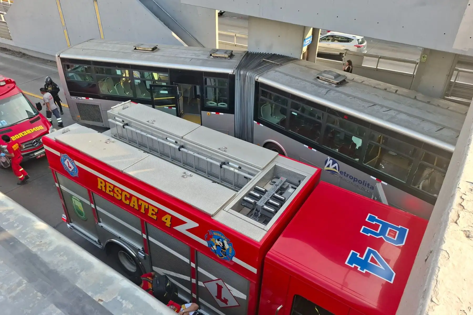 El accidente de un bus del Metropolitano en la estación México provocó desvíos temporales del servicio y una fuerte congestión vehicular en la vía expresa del Paseo de la República.
Foto: ANDINA / Vidal Tarqui