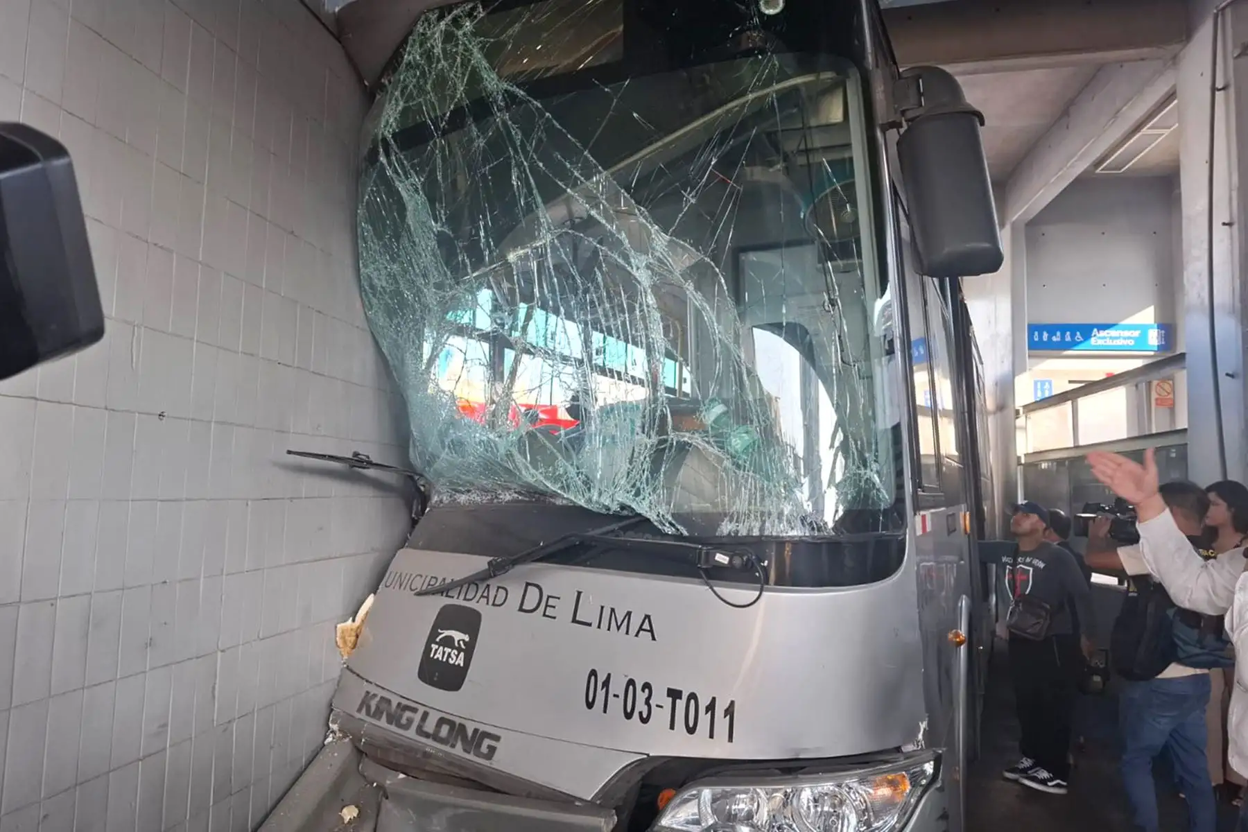 Un bus del Metropolitano qued� con la parte delantera destruida tras impactar contra la base de un puente peatonal, a la altura de la estaci�n M�xico, en la v�a expresa del Paseo de la Rep�blica. El accidente dej� al menos 20 heridos y gener� una intensa congesti�n vehicular.
Foto: ANDINA / Vidal Tarqui