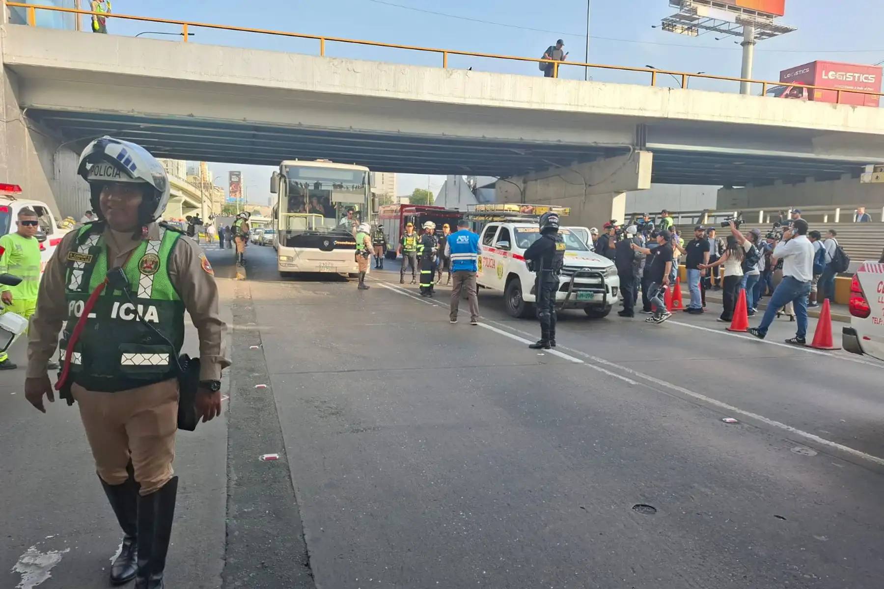 El accidente de un bus del Metropolitano en la estación México provocó desvíos temporales del servicio y una fuerte congestión vehicular en la vía expresa del Paseo de la República.
Foto: ANDINA / Vidal Tarqui