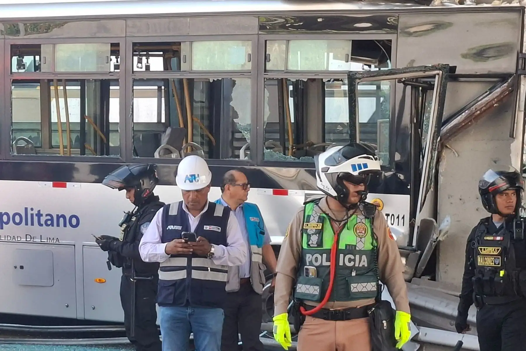 Un bus del Metropolitano quedó con la parte delantera destruida tras impactar contra la base de un puente peatonal, a la altura de la estación México, en la vía expresa del Paseo de la República. El accidente dejó al menos 30 heridos y generó una intensa congestión vehicular.Foto: ANDINA / Vidal Tarqui