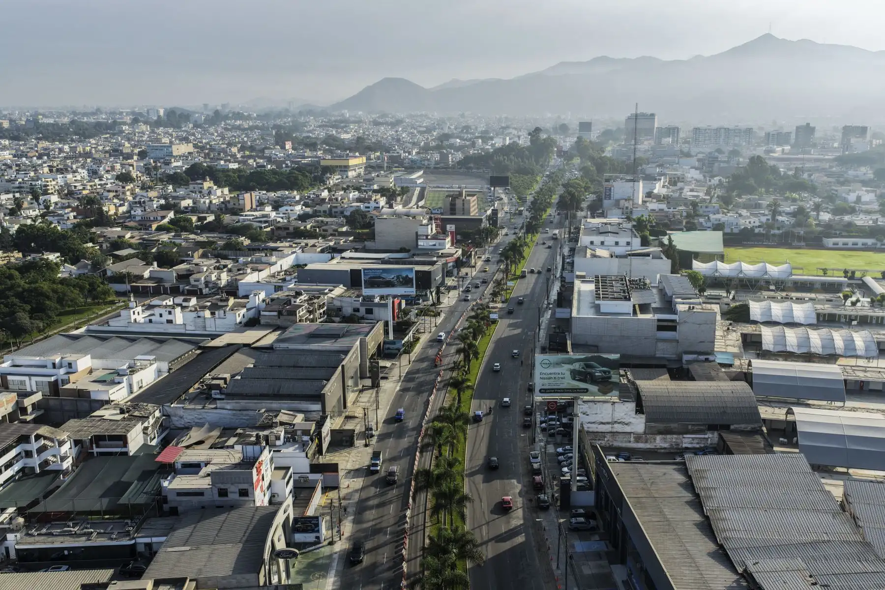 El Fondo Metropolitano de Inversiones, Invermet, anunció el inicio de la “Marcha Blanca” del plan de desvío vehicular para la construcción de la nueva Vía Rápida Javier Prado, con el objetivo de mejorar el tránsito en Lima. Las pruebas con desvíos parciales se realizarán los días 26, 27 y 28 de enero, y el 29 se aplicará el cierre definitivo con las restricciones de tránsito correspondientes. Foto: ANDINA/Jhonel Rodríguez Robles