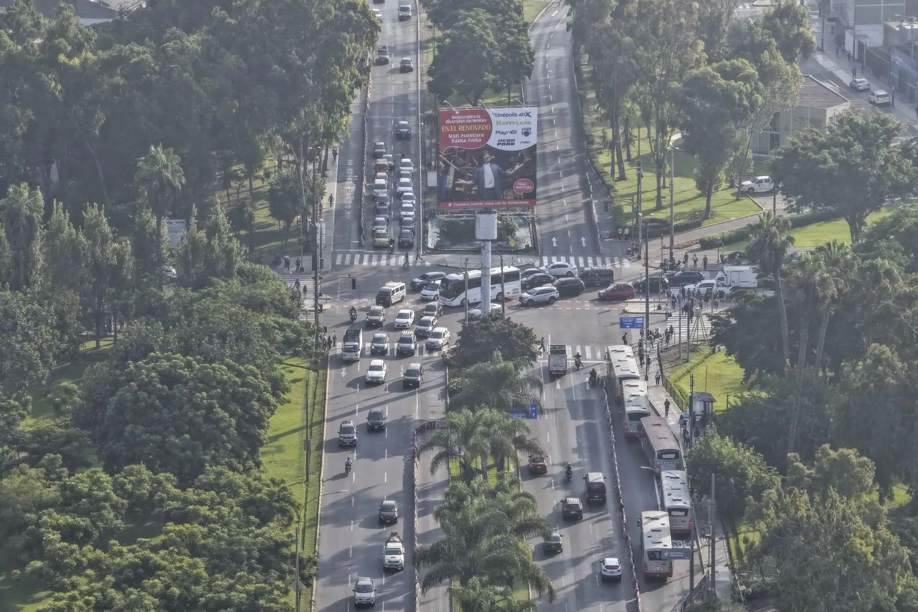 El Fondo Metropolitano de Inversiones, Invermet, anunció el inicio de la “Marcha Blanca” del plan de desvío vehicular para la construcción de la nueva Vía Rápida Javier Prado, con el objetivo de mejorar el tránsito en Lima. Las pruebas con desvíos parciales se realizarán los días 26, 27 y 28 de enero, y el 29 se aplicará el cierre definitivo con las restricciones de tránsito correspondientes. Foto: ANDINA/Jhonel Rodríguez Robles