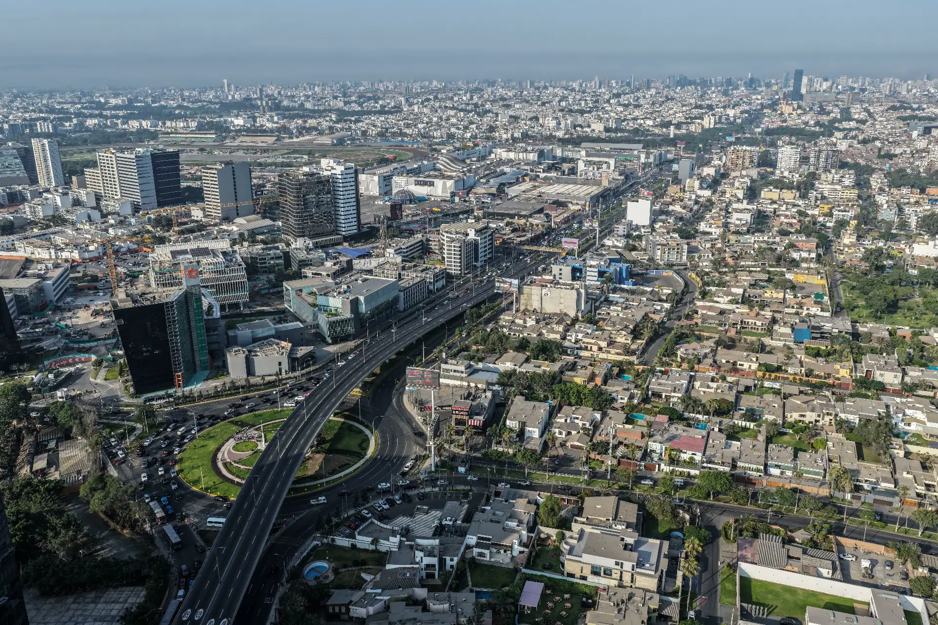 El Fondo Metropolitano de Inversiones, Invermet, anunció el inicio de la “Marcha Blanca” del plan de desvío vehicular para la construcción de la nueva Vía Rápida Javier Prado, con el objetivo de mejorar el tránsito en Lima. Las pruebas con desvíos parciales se realizarán los días 26, 27 y 28 de enero, y el 29 se aplicará el cierre definitivo con las restricciones de tránsito correspondientes. Foto: ANDINA/Jhonel Rodríguez Robles