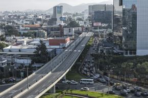 El Fondo Metropolitano de Inversiones, Invermet, anunció el inicio de la “Marcha Blanca” del plan de desvío vehicular para la construcción de la nueva Vía Rápida Javier Prado, con el objetivo de mejorar el tránsito en Lima. Las pruebas con desvíos parciales se realizarán los días 26, 27 y 28 de enero, y el 29 se aplicará el cierre definitivo con las restricciones de tránsito correspondientes. Foto: ANDINA/Jhonel Rodríguez Robles