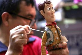 Wilfredo Velásquez practica en el centro de Lima un oficio que se resiste a morir. Foto: ANDINA/Verónica Calderón Zúñiga