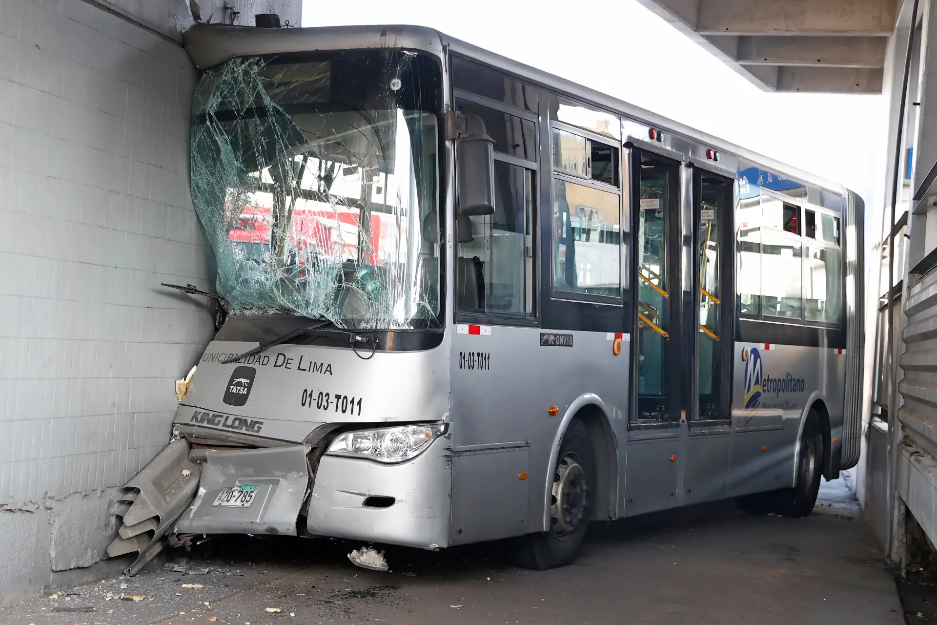 Un bus del Metropolitano quedó con la parte delantera destruida tras impactar contra la base de un puente peatonal, a la altura de la estación México, en la vía expresa del Paseo de la República. El accidente dejó al menos 30 heridos y generó una intensa congestión vehicular. 
Foto: ANDINA / Vidal Tarqui