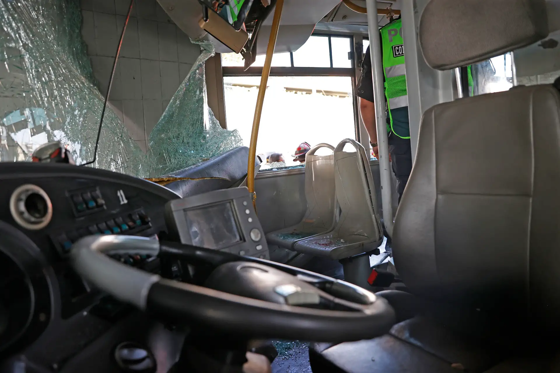 Un bus del Metropolitano quedó con la parte delantera destruida tras impactar contra la base de un puente peatonal, a la altura de la estación México, en la vía expresa del Paseo de la República. El accidente dejó al menos 30 heridos y generó una intensa congestión vehicular. 
Foto: ANDINA / Vidal Tarqui
