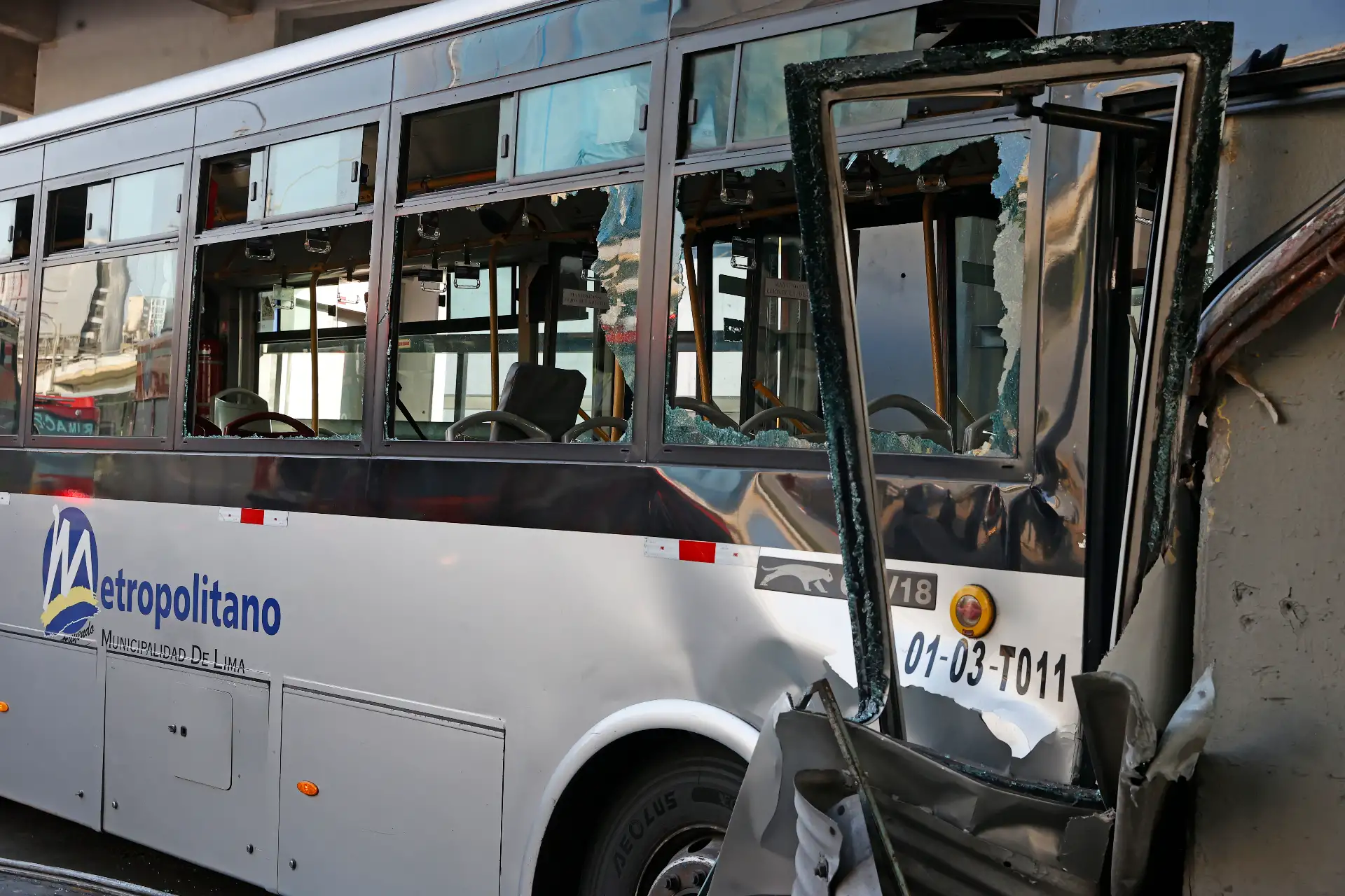 Un bus del Metropolitano quedó con la parte delantera destruida tras impactar contra la base de un puente peatonal, a la altura de la estación México, en la vía expresa del Paseo de la República. El accidente dejó al menos 30 heridos y generó una intensa congestión vehicular. 
Foto: ANDINA / Vidal Tarqui