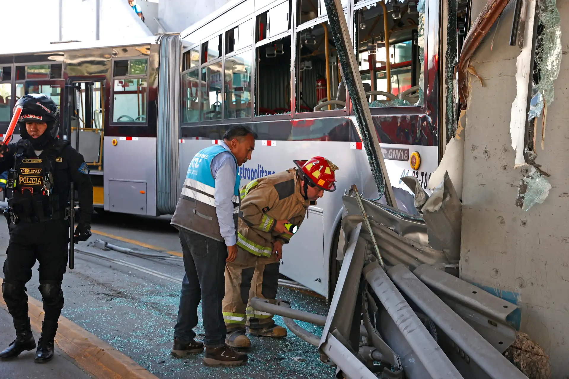 Personal de rescate y bomberos atienden a los pasajeros heridos luego de que un bus del Metropolitano chocara contra un puente peatonal en la estación México.
Foto: ANDINA / Vidal Tarqui