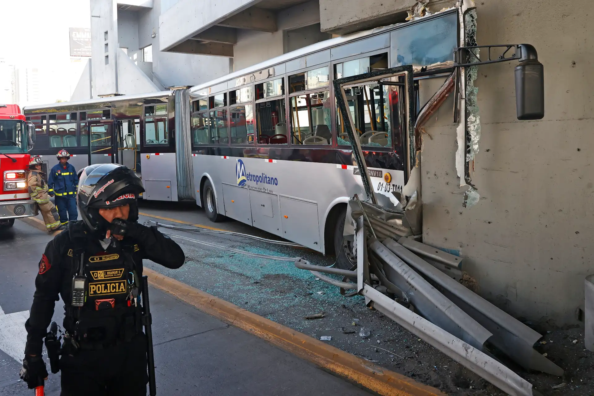 Personal de rescate y bomberos atienden a los pasajeros heridos luego de que un bus del Metropolitano chocara contra un puente peatonal en la estación México.
Foto: ANDINA / Vidal Tarqui