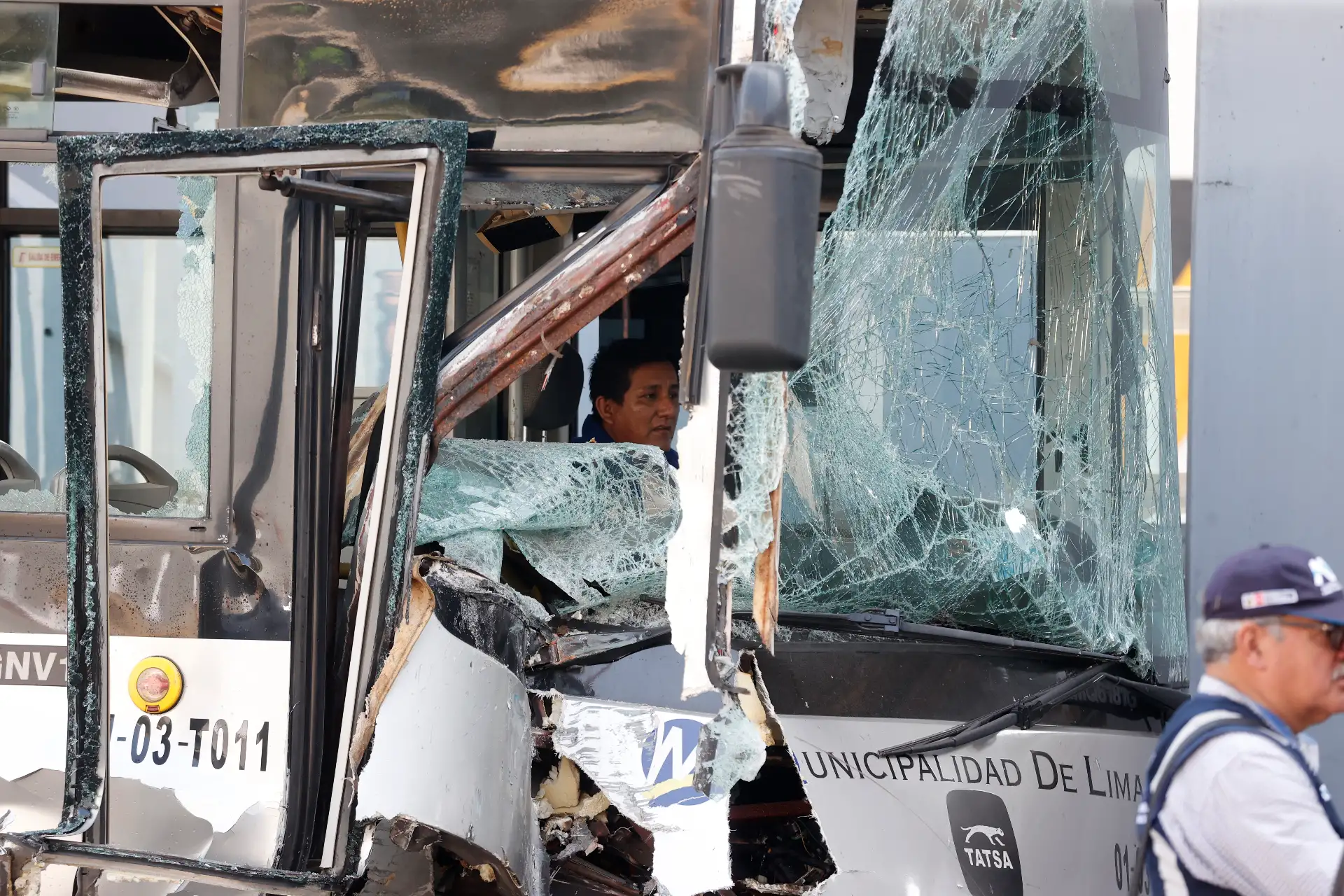 Personal de rescate y bomberos atienden a los pasajeros heridos luego de que un bus del Metropolitano chocara contra un puente peatonal en la estación México.
Foto: ANDINA / Vidal Tarqui