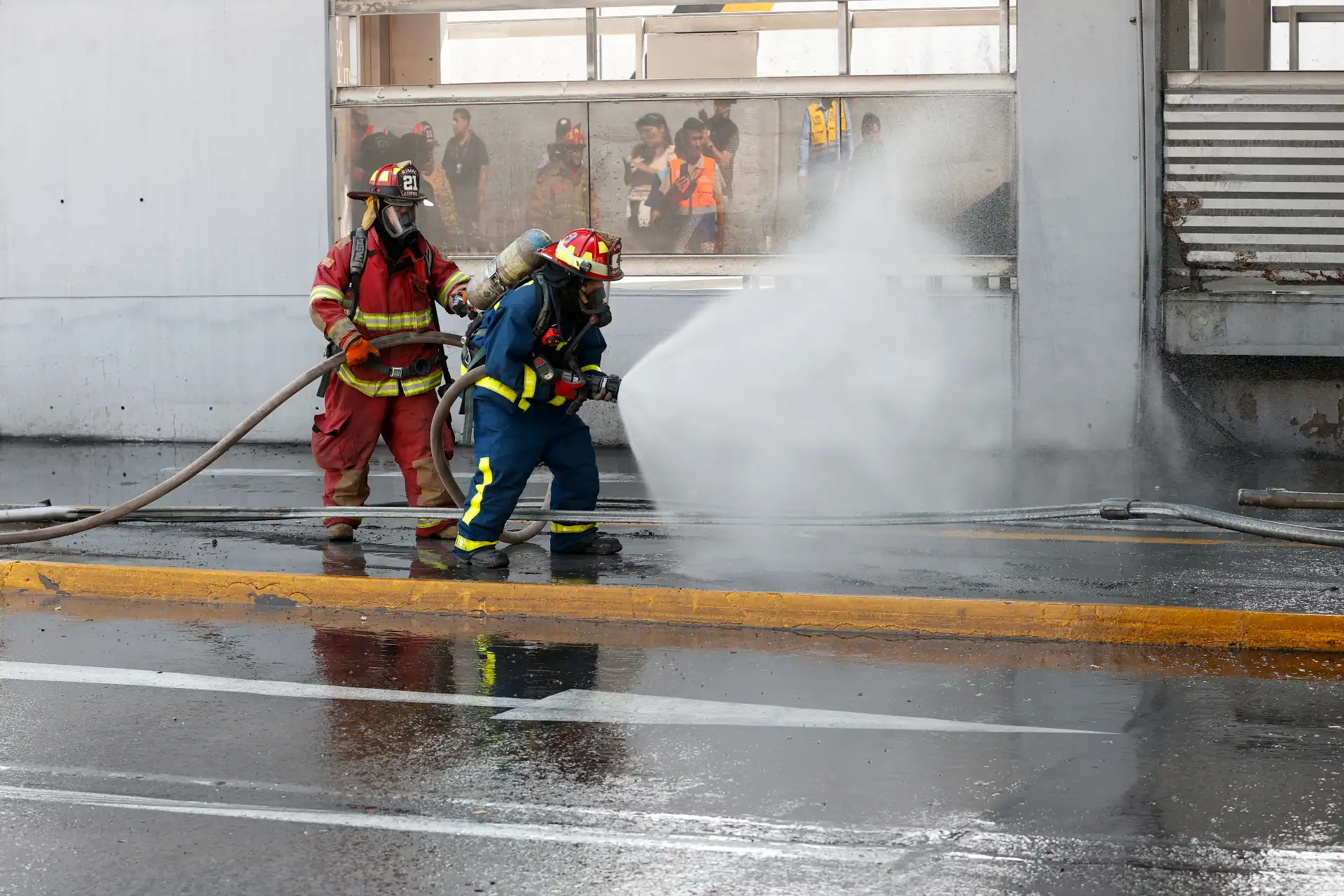 Personal de rescate y bomberos atienden a los pasajeros heridos luego de que un bus del Metropolitano chocara contra un puente peatonal en la estación México.
Foto: ANDINA / Vidal Tarqui