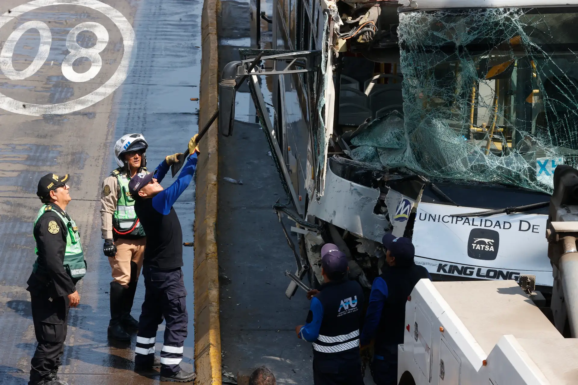 Personal de rescate y bomberos atienden a los pasajeros heridos luego de que un bus del Metropolitano chocara contra un puente peatonal en la estación México.
Foto: ANDINA / Vidal Tarqui