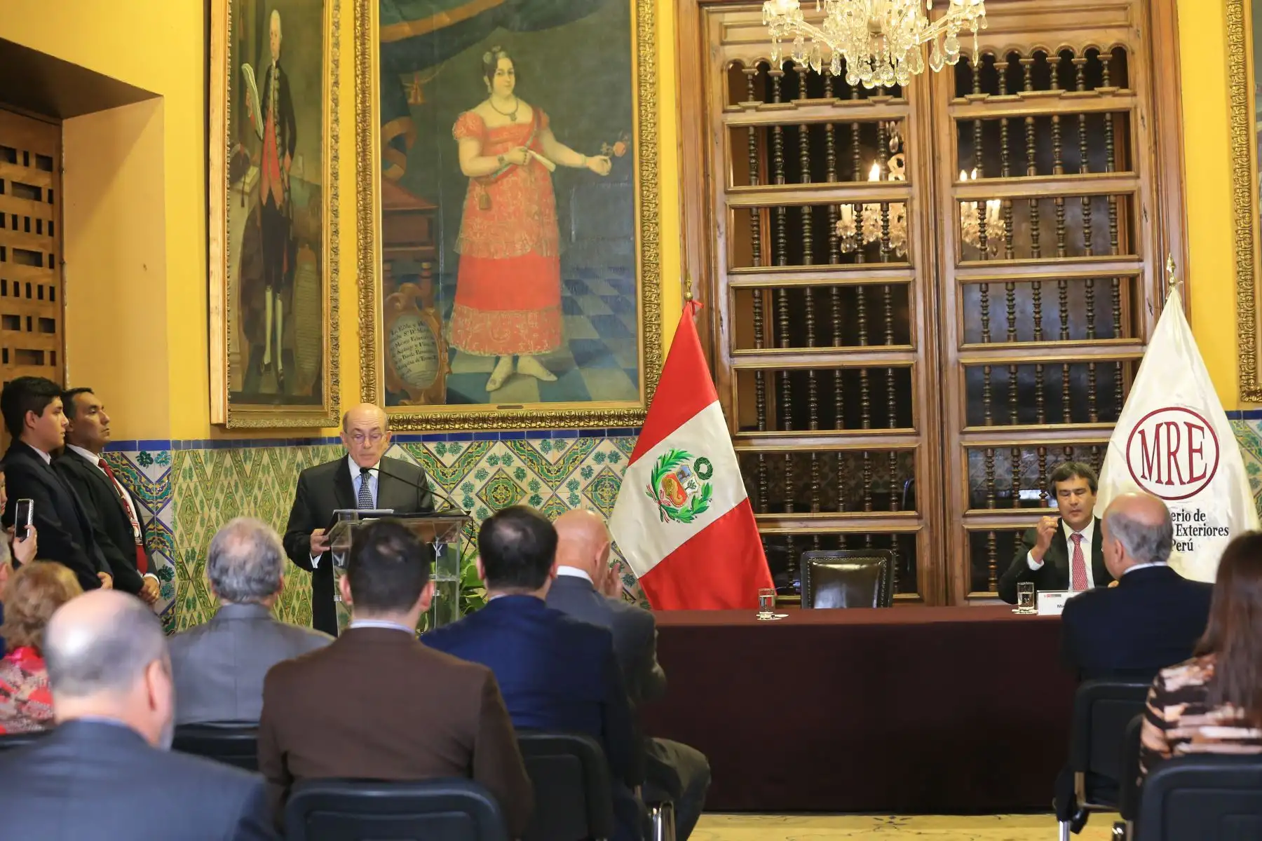 El ministro de Relaciones Exteriores, embajador Hugo de Zela, 
participa en la ceremonia de Entrega de Certificación ISO 9001, por parte de la empresa Certificaciones del Perú al Ministerio de Relaciones Exteriores.
Foto: ANDINA/Héctor Vinces