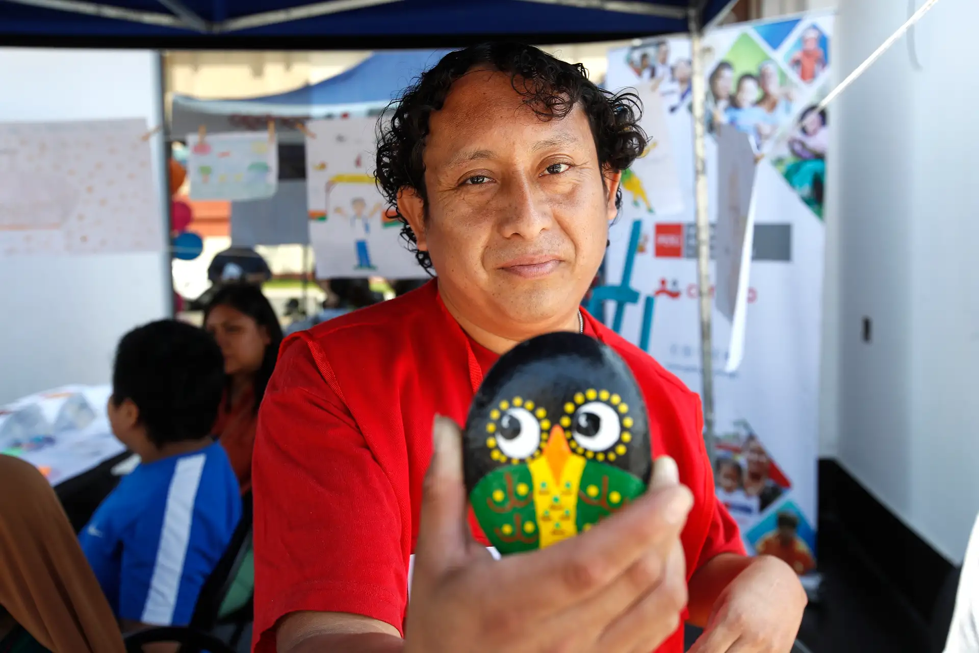 El Programa Nacional Contigo impulsa una  feria donde los emprendedores  muestran sus productos (cuadros, bolsas pintadas, piedras de colores, etc) trabajados en pintura y que son ofrecidos al público. 
Foto: ANDINA/ Eddy Ramos