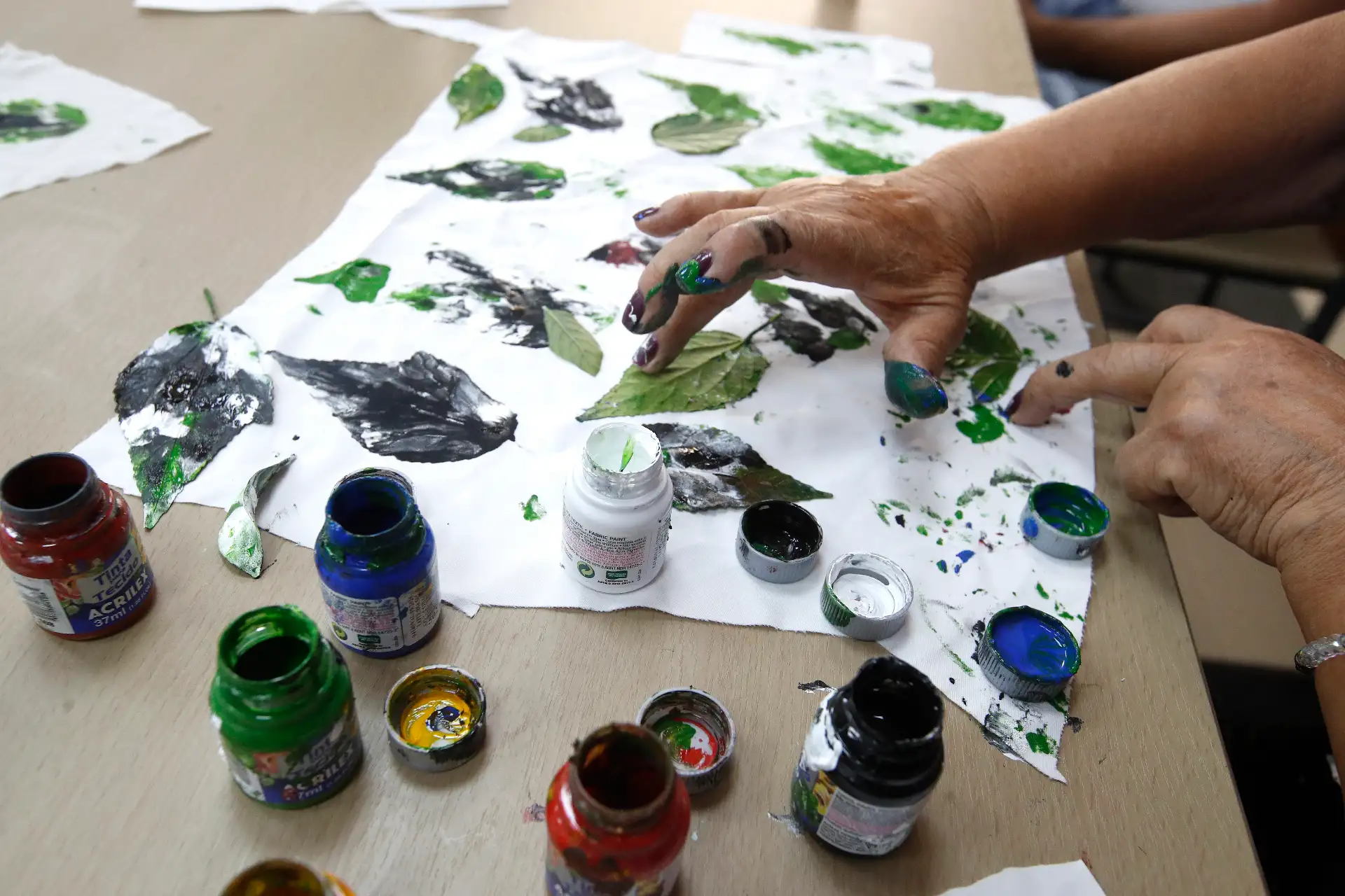 Usuarios del Programa Nacional Contigo participan de un taller de pintura a cargo del Instituto de Diseño de Modas Chio Lecca en donde  expresan libremente a través de la pintura y el dibujo, plasmando aquello que les da fuerza, tranquilidad y sentido de inclusión. 
Foto: ANDINA/Eddy Ramos